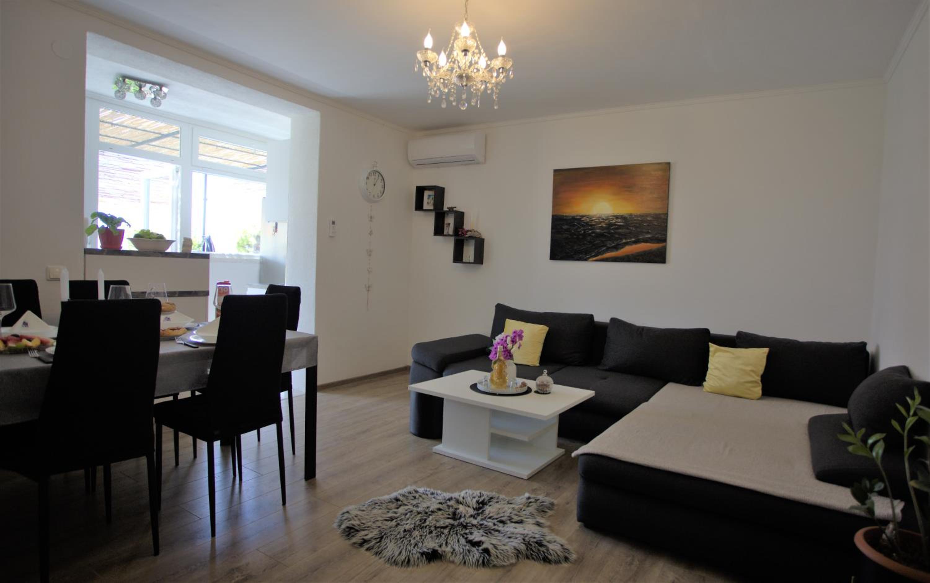 Tole Apartment