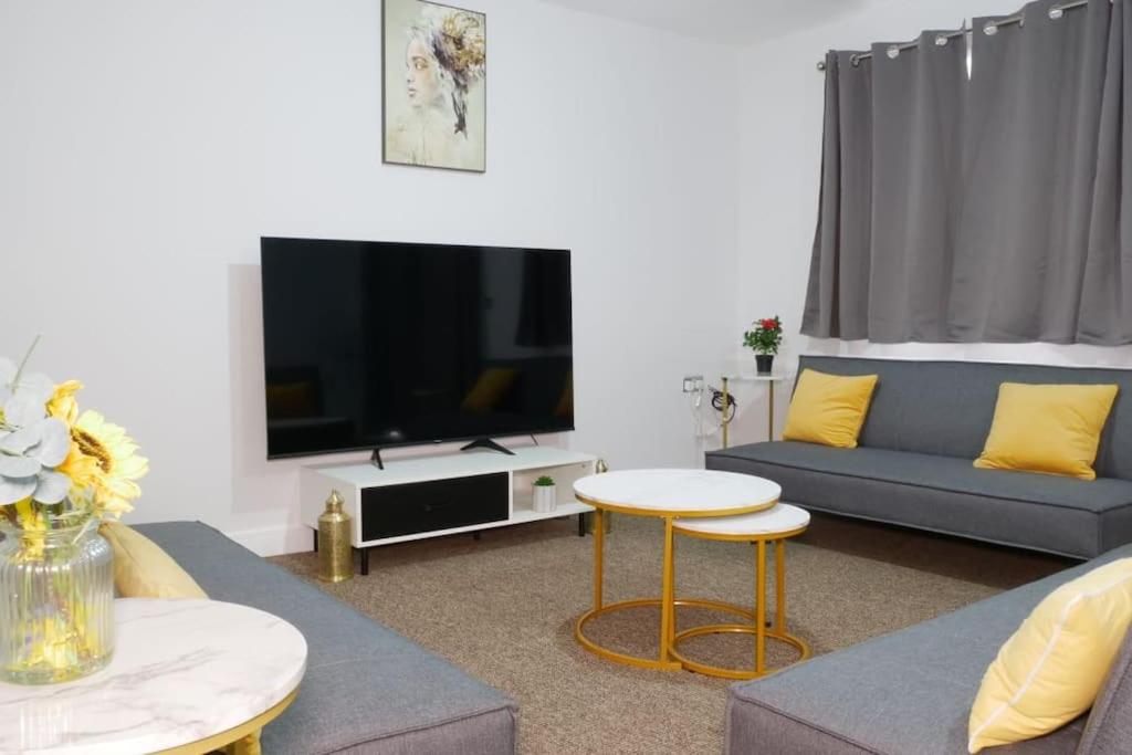 Modern Spacious 4 Bed House-with Private Parking in Birmingham view 3