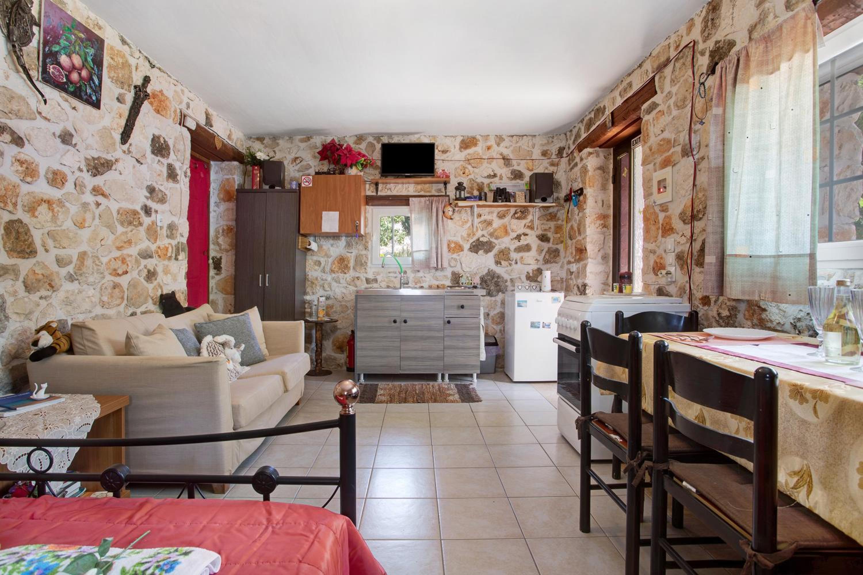 Lithahiro stone house