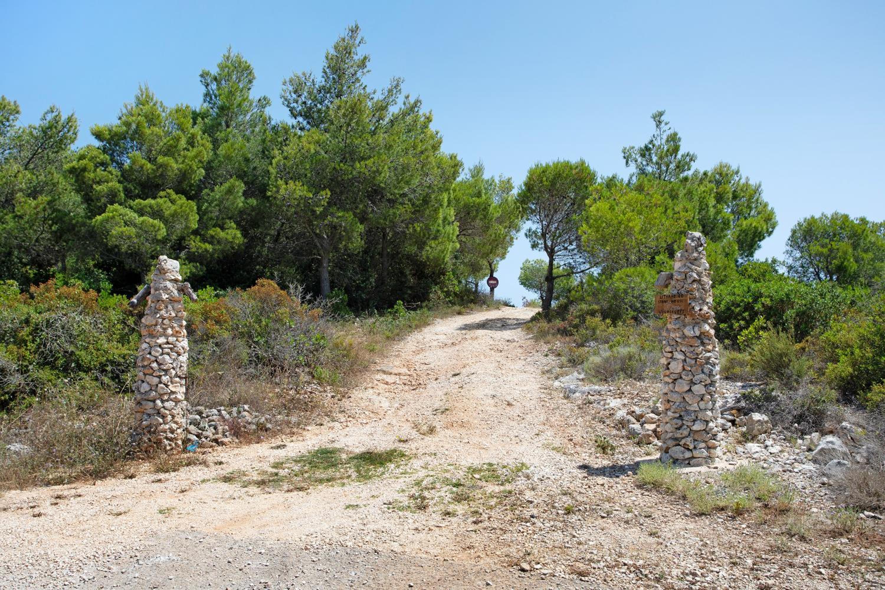 Lithahiro stone house