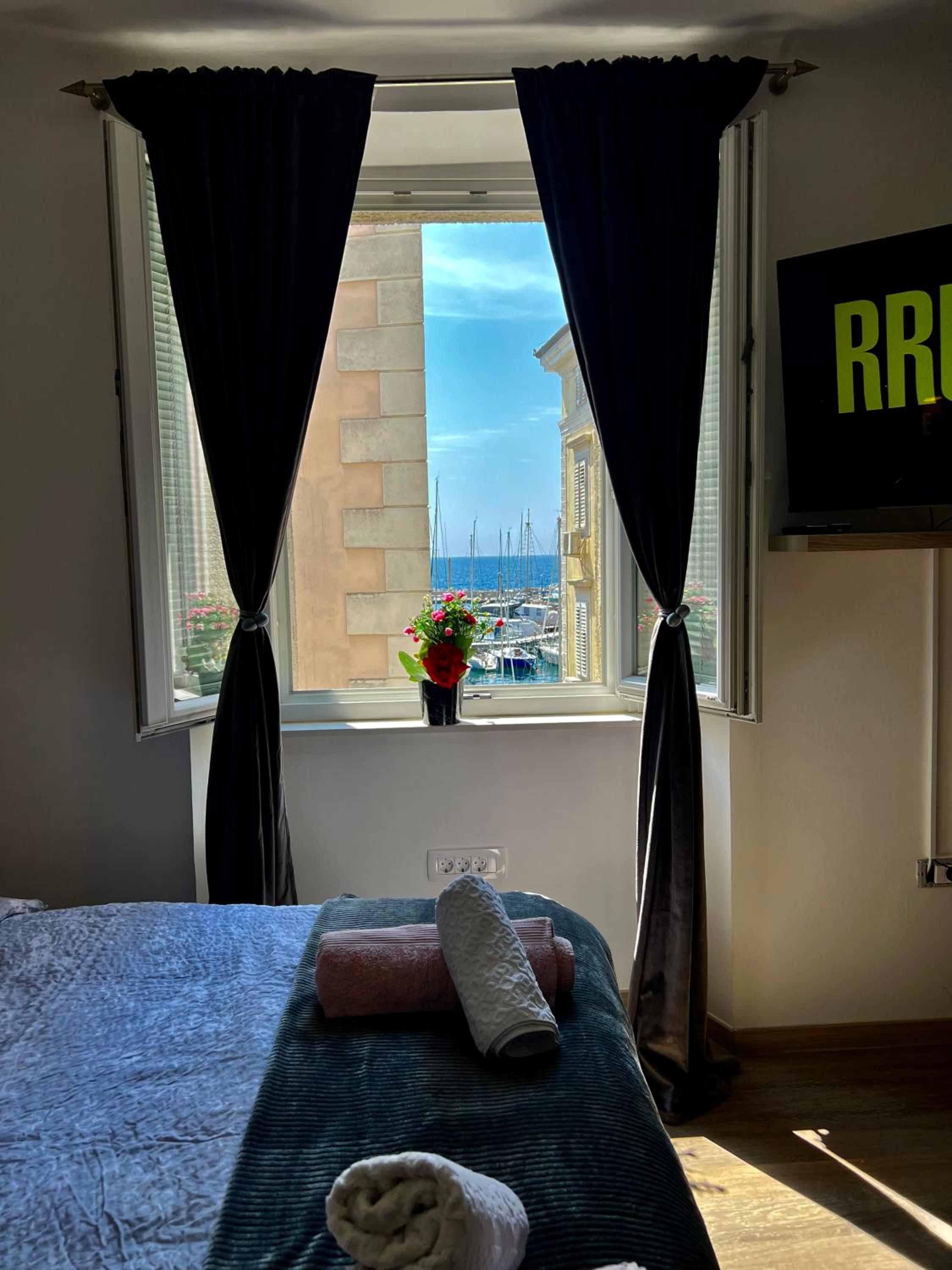 Labi's Seaview Apartments view 5