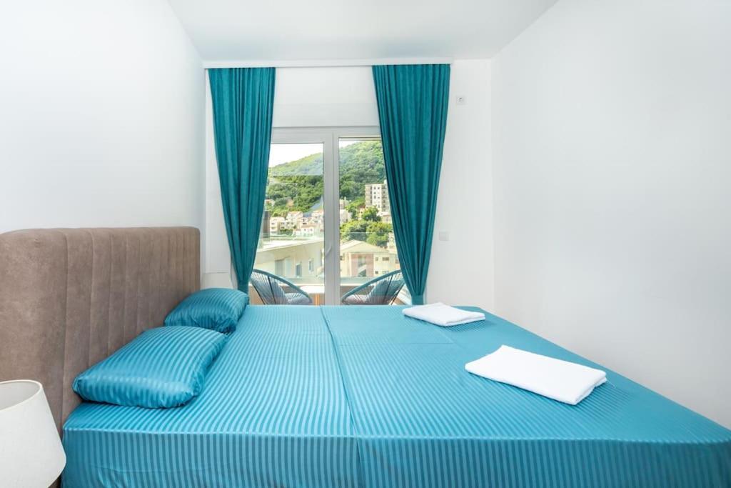 TwoBedroom lux apartment +garage view 4