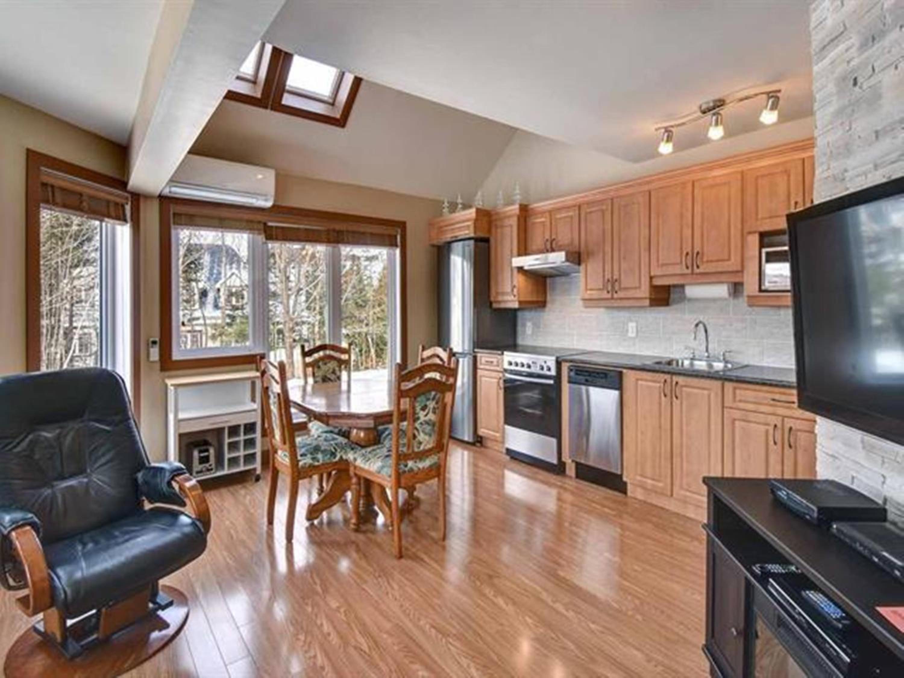 Bright Condo near the Lake by GLOBALSTAY