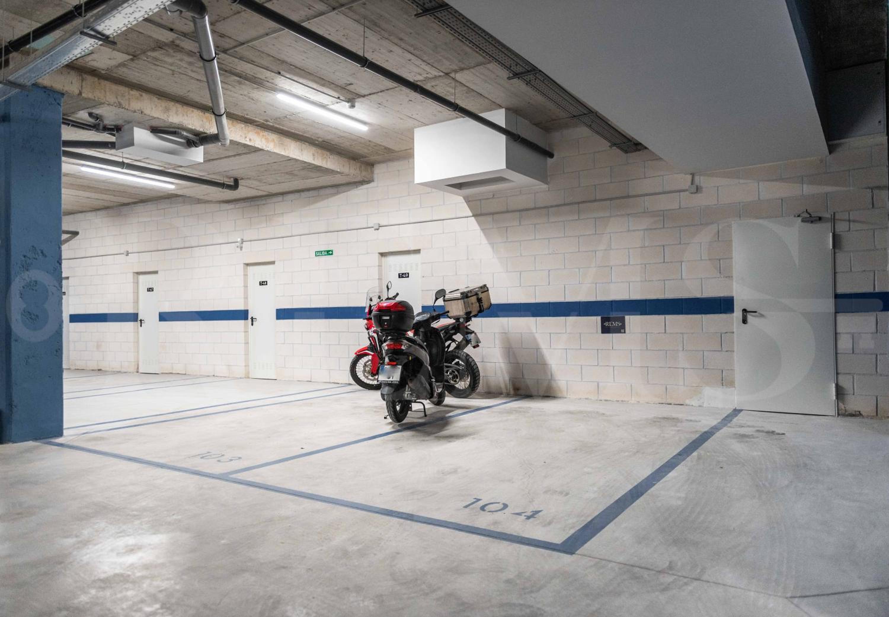 Apartment with parking, gym & terrace by REMS