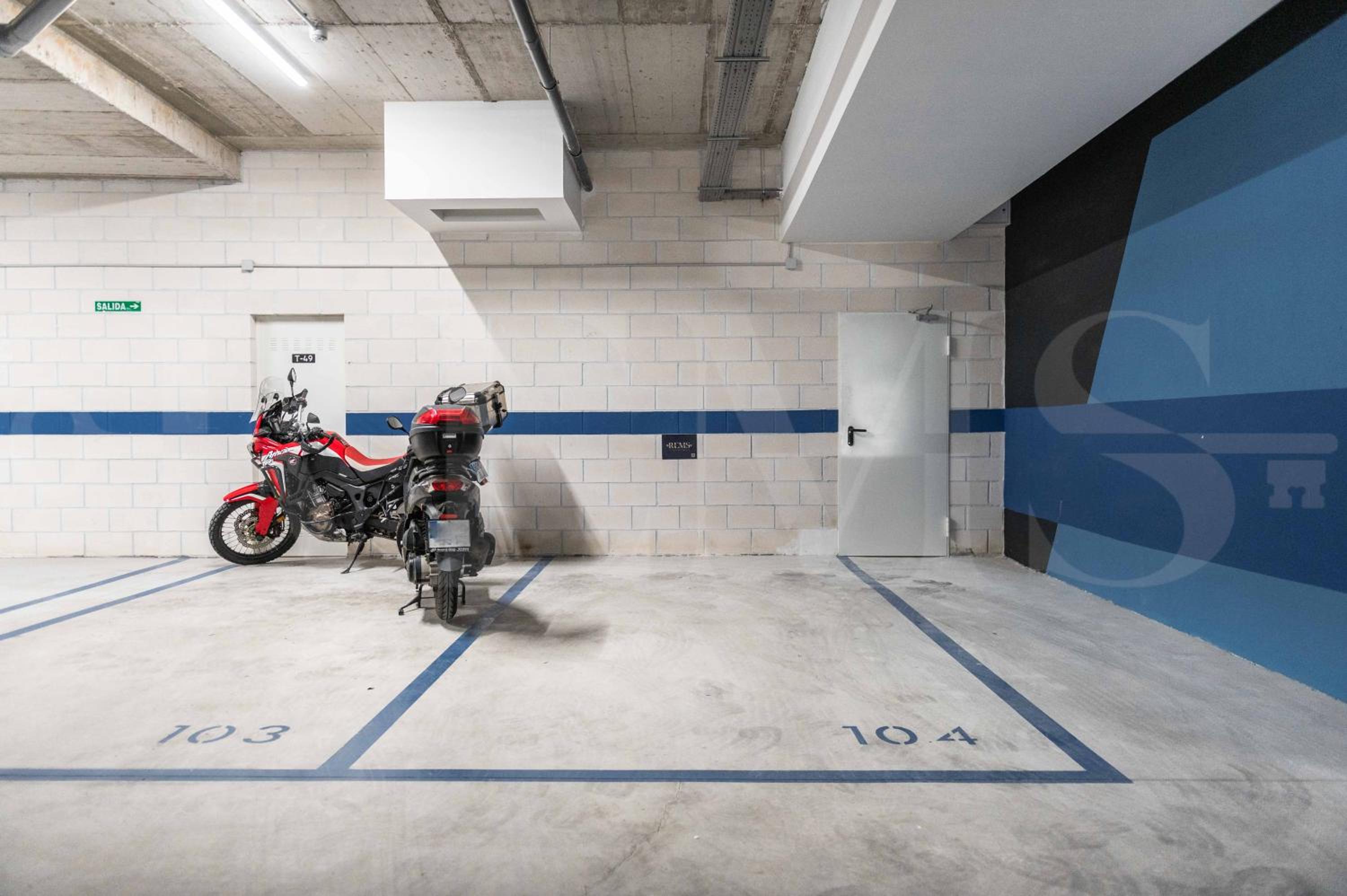 Apartment with parking, gym & terrace by REMS