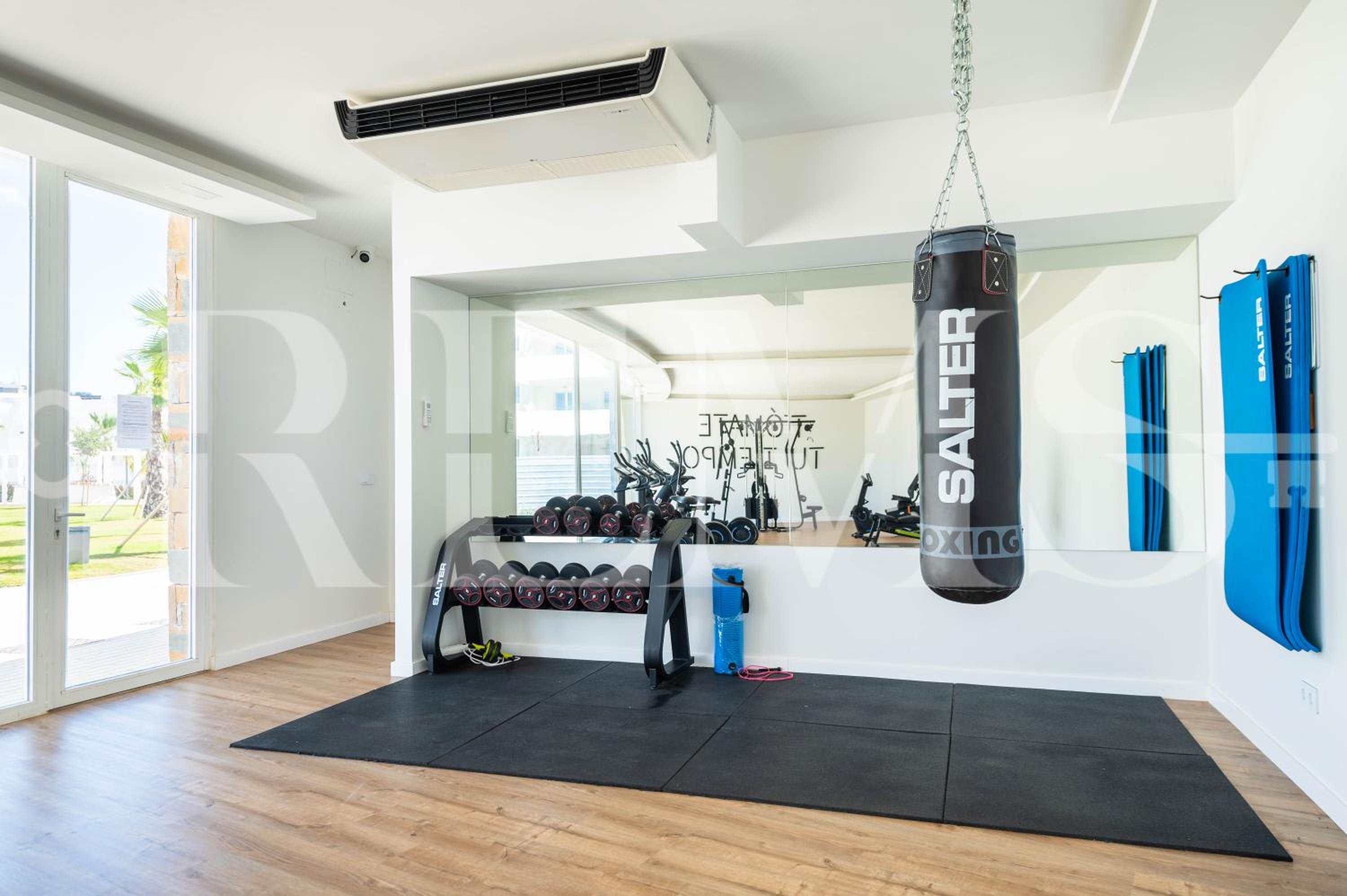 Apartment with parking, gym & terrace by REMS