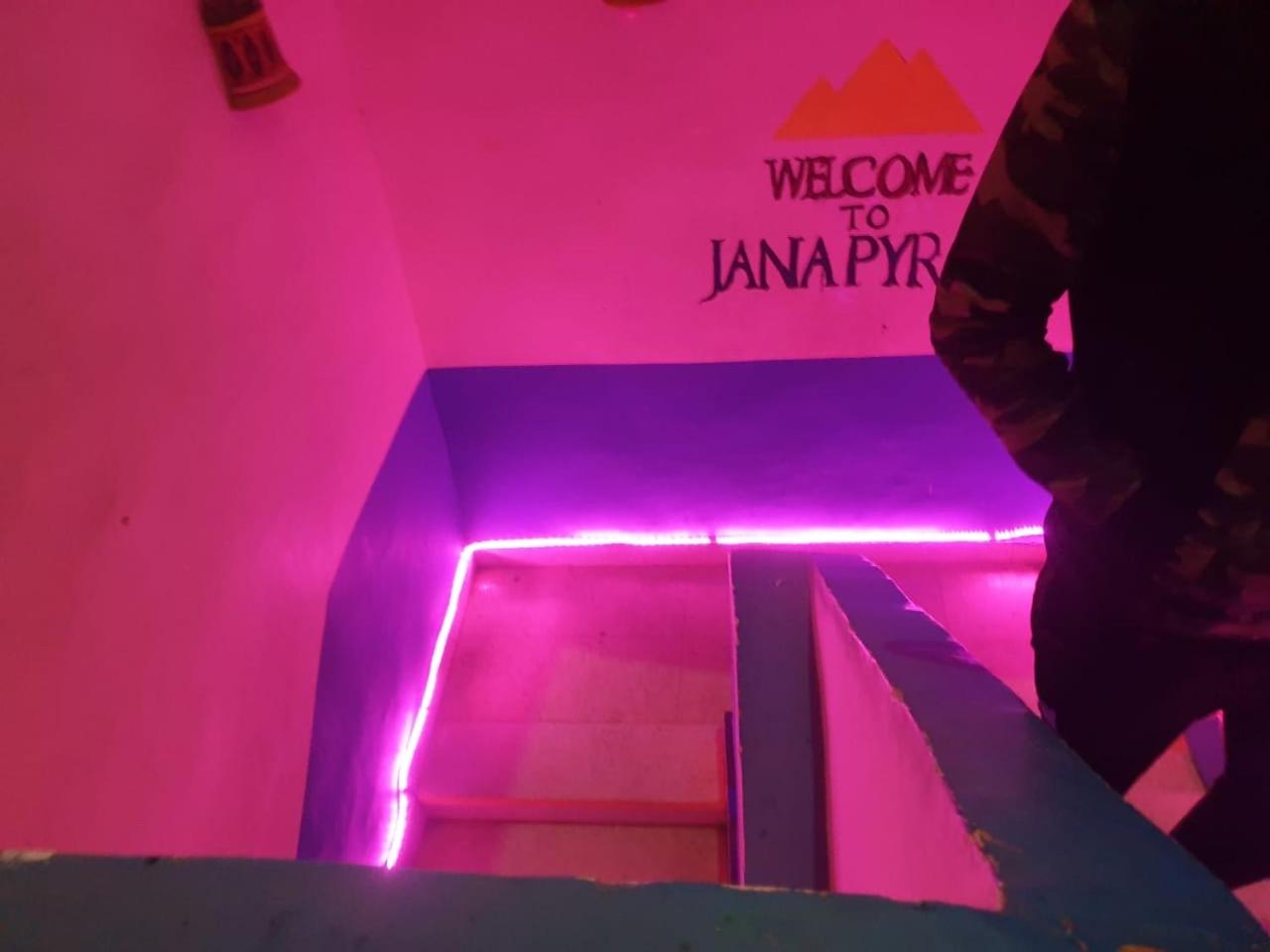 Jana Pyramids view inn