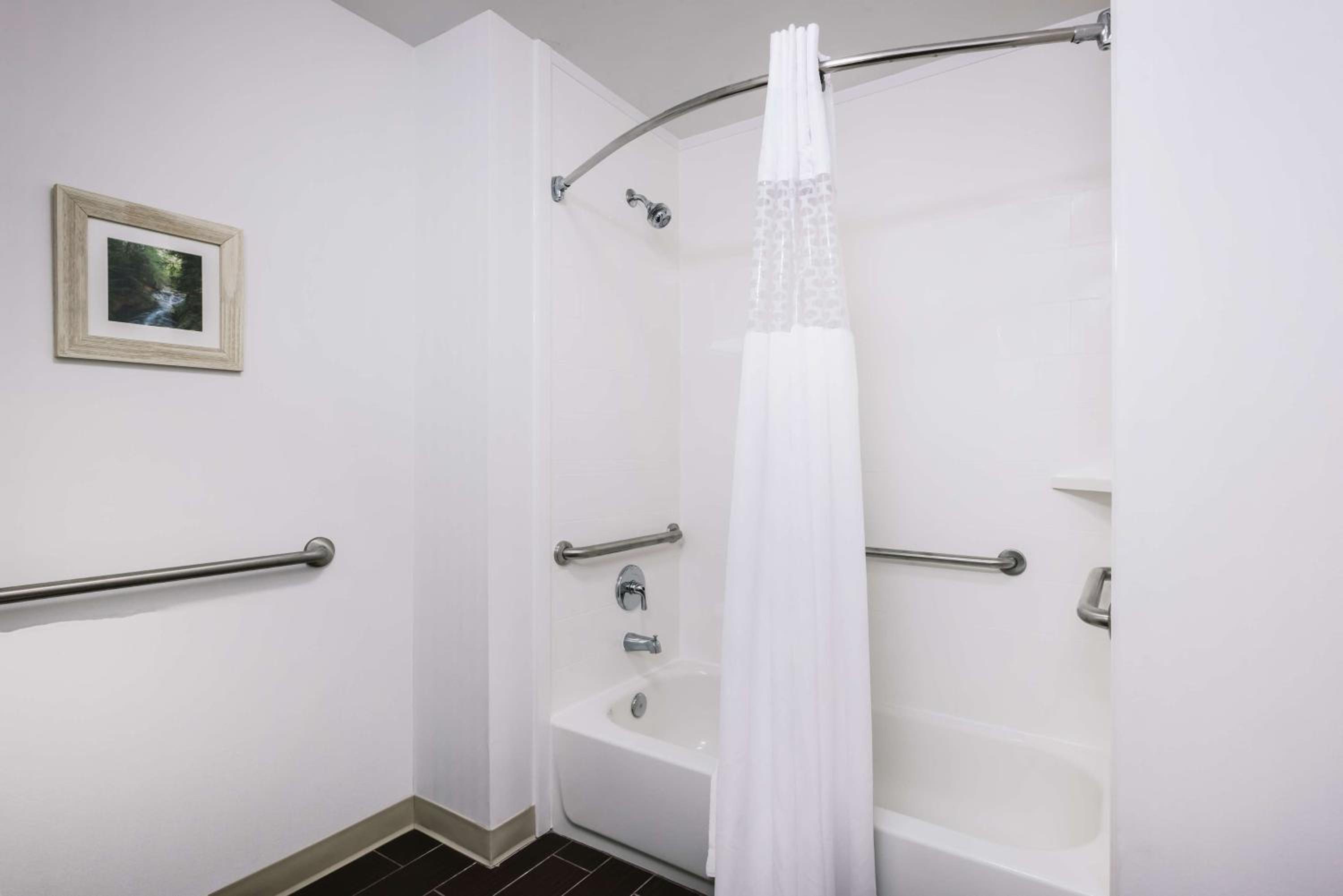 New York City Vacations - Hampton Inn Cleveland-Airport/Tiedeman Road - Property Image 2