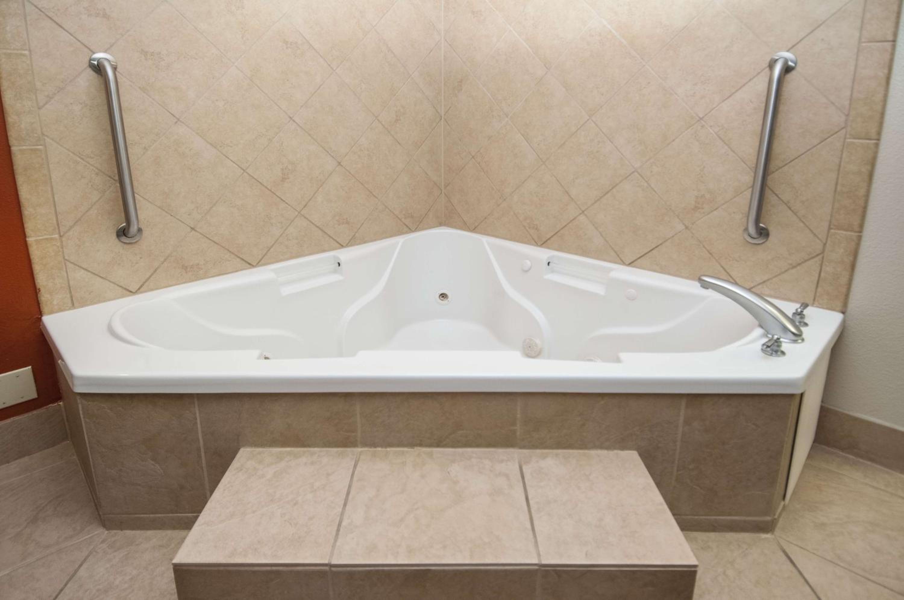 Hampton Inn and Suites Waxahachie - Property Image 9