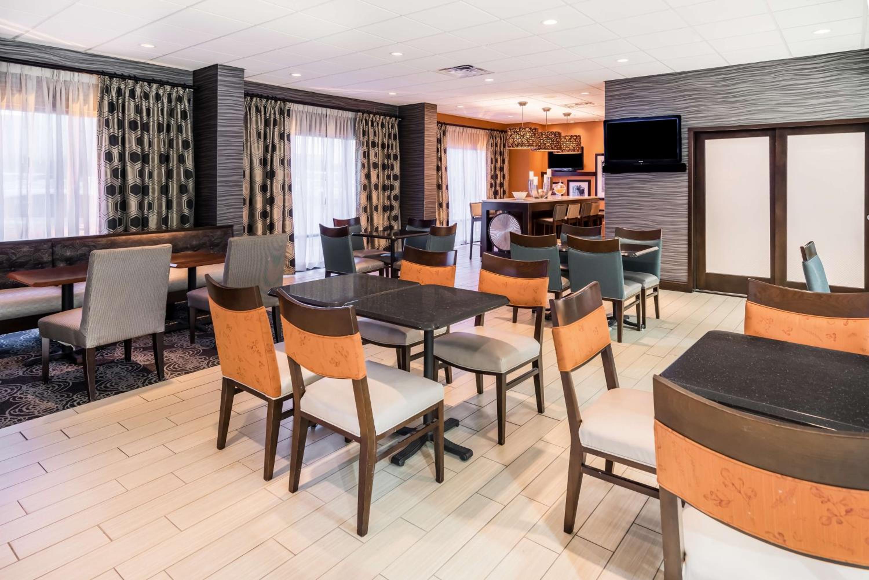 Dover Vacations - Hampton Inn Dover - Property Image 4