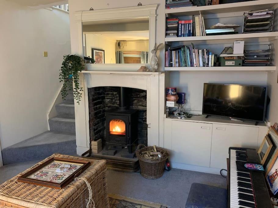 Cosy cottage close to shops and pubs view 4