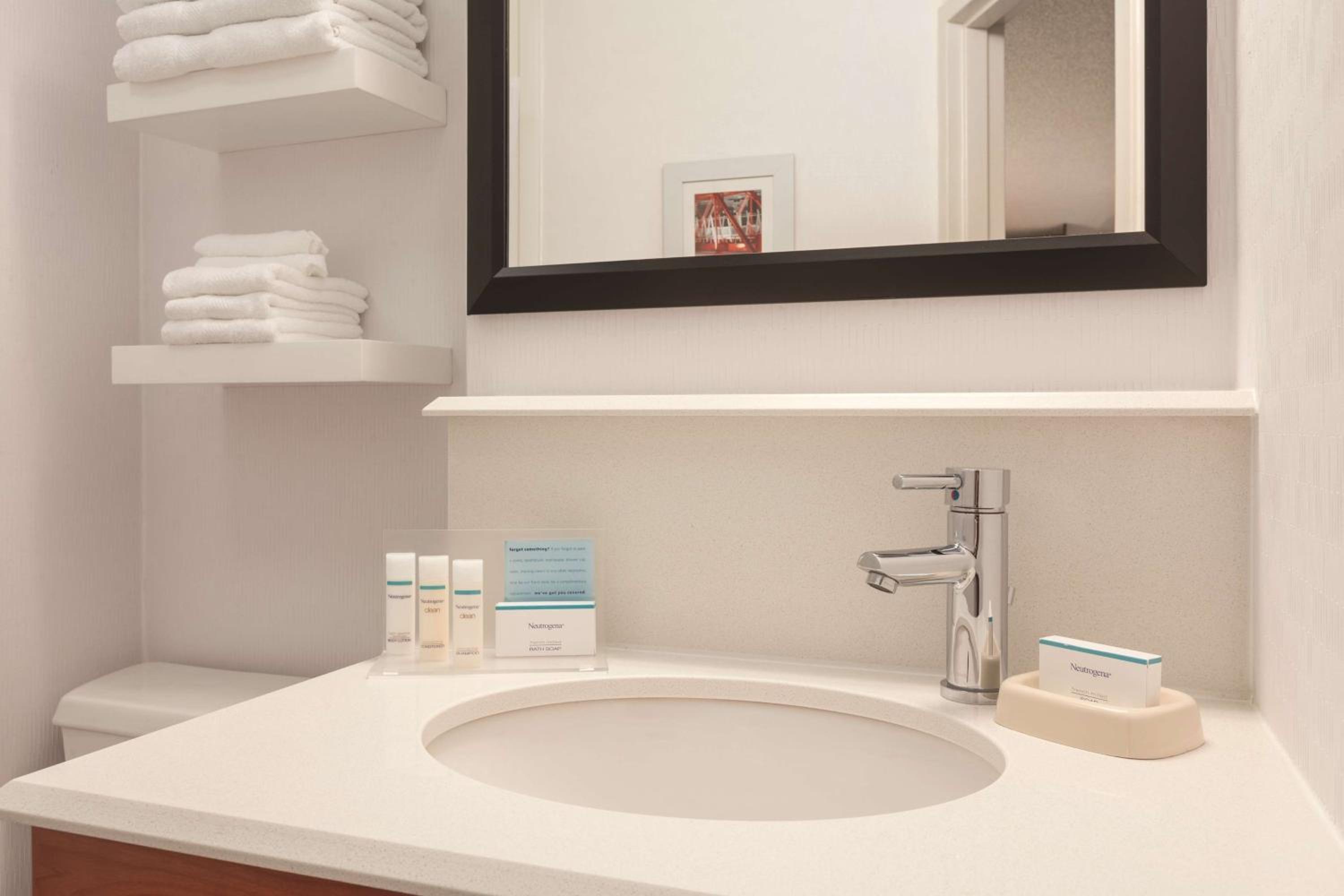 Des Moines Vacations - Hampton Inn Des Moines-Airport - Property Image 4