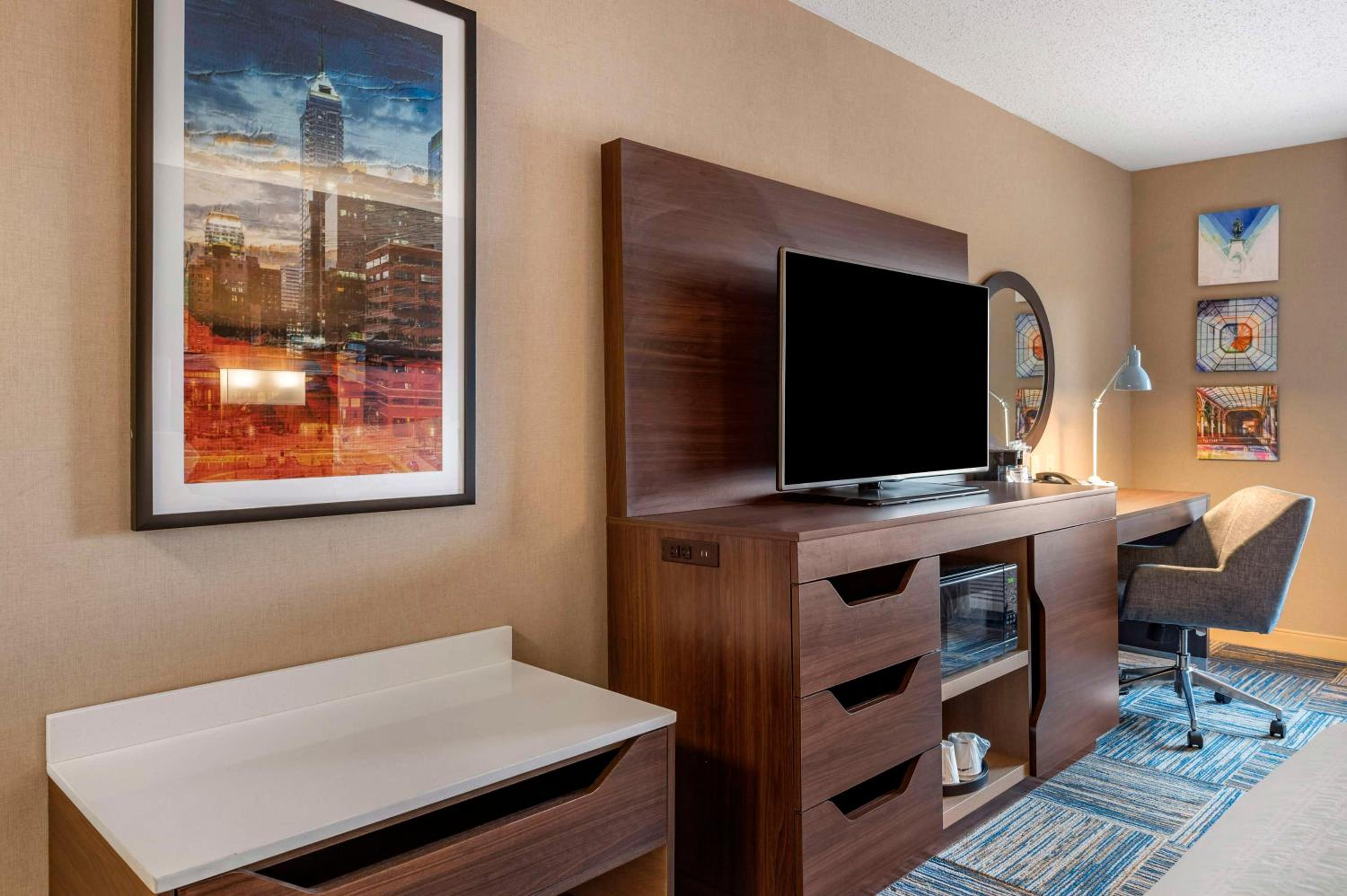 Hampton Inn Greenfield - Property Image 4