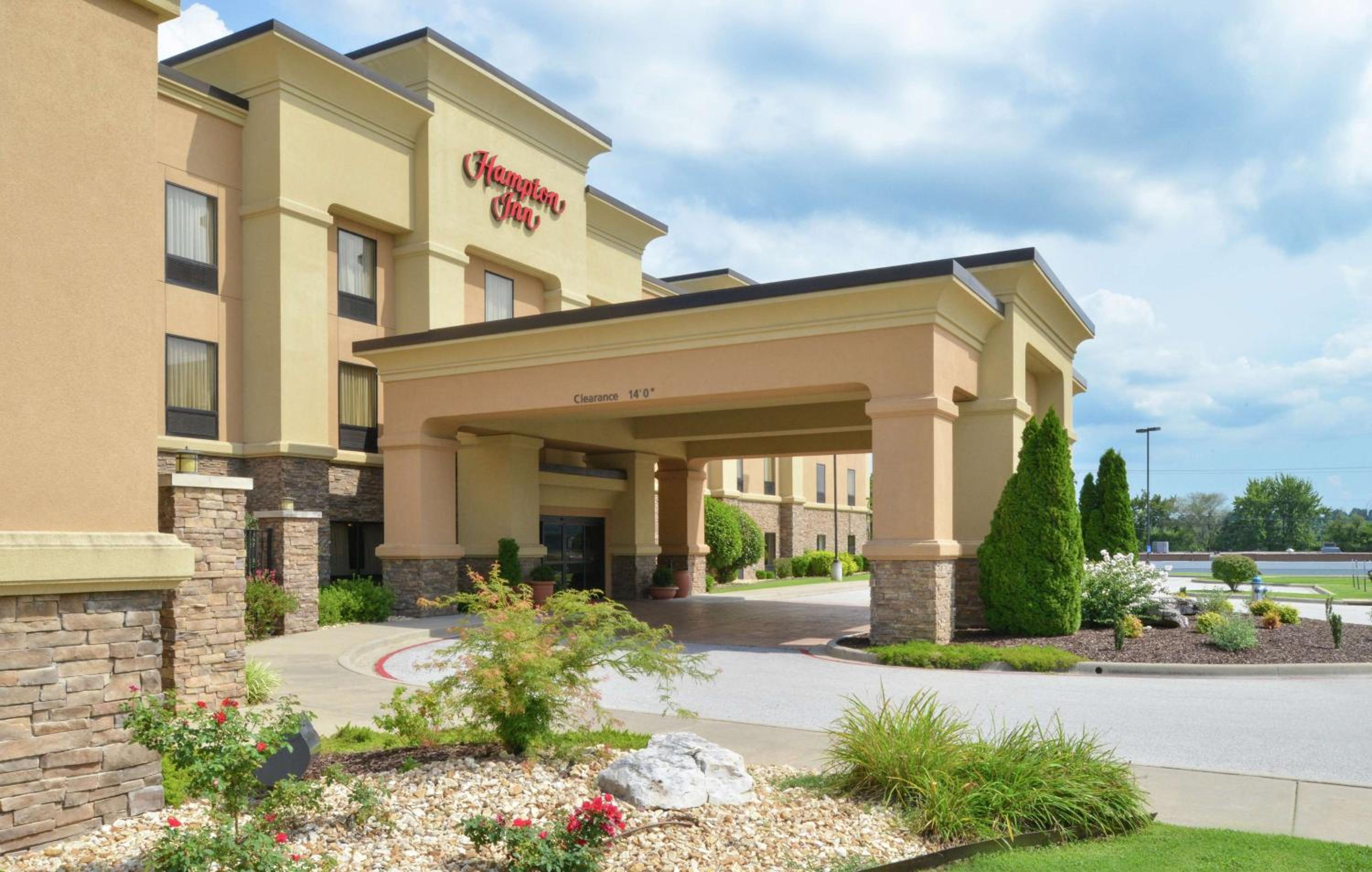 Harrison Vacations - Hampton Inn Harrison - Property Image 2