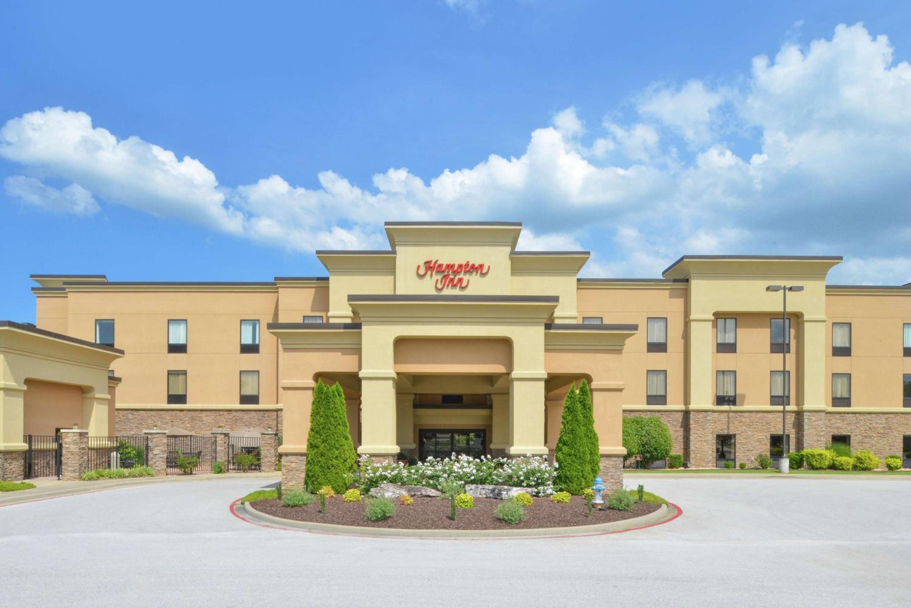 Harrison Vacations - Hampton Inn Harrison - Property Image 1