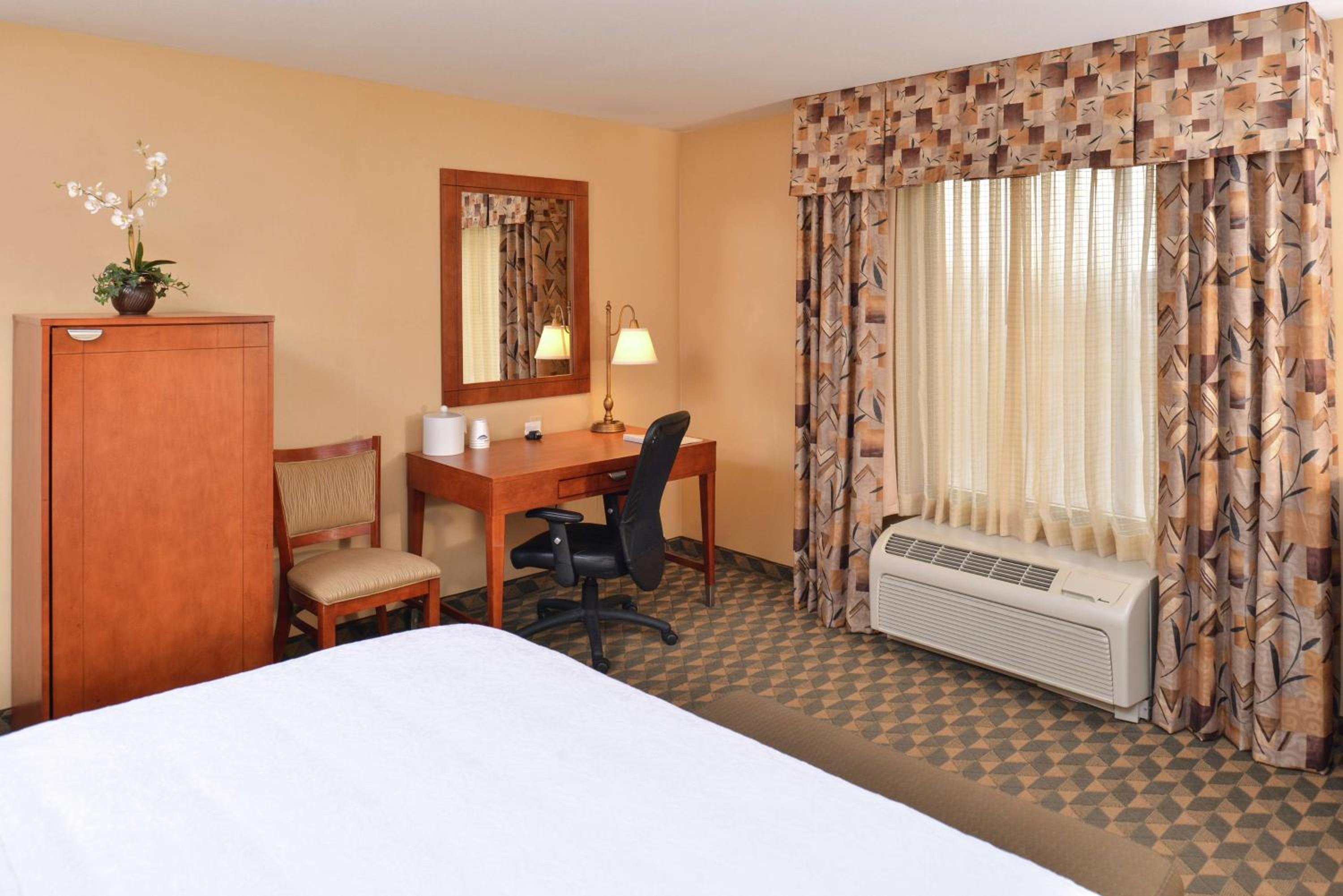 Harrison Vacations - Hampton Inn Harrison - Property Image 12