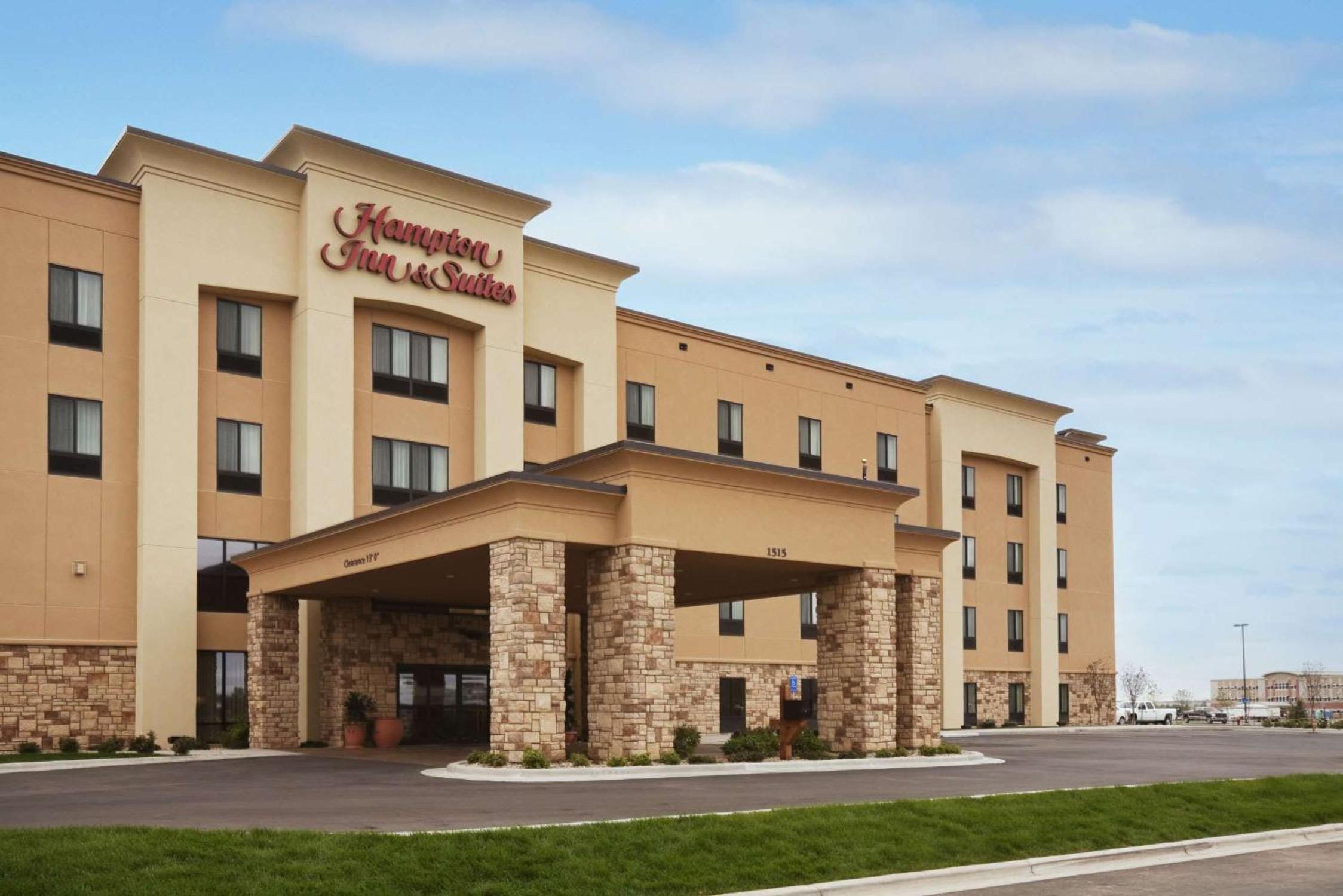 Hotel Hampton Inn & Suites Williston - Image 1