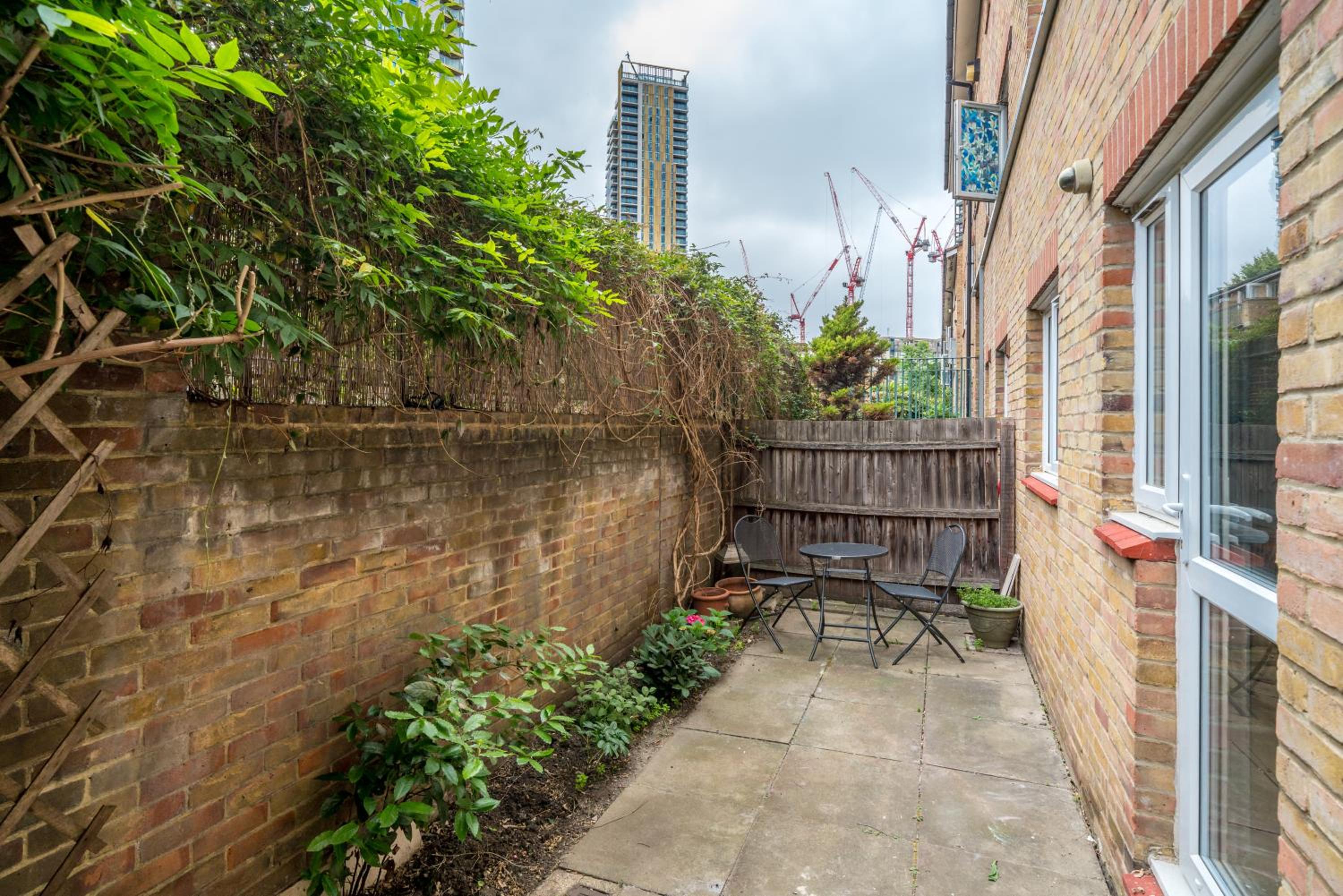 JOIVY Cosy flat in Elephant and Castle, private garden and pets allowed view 3