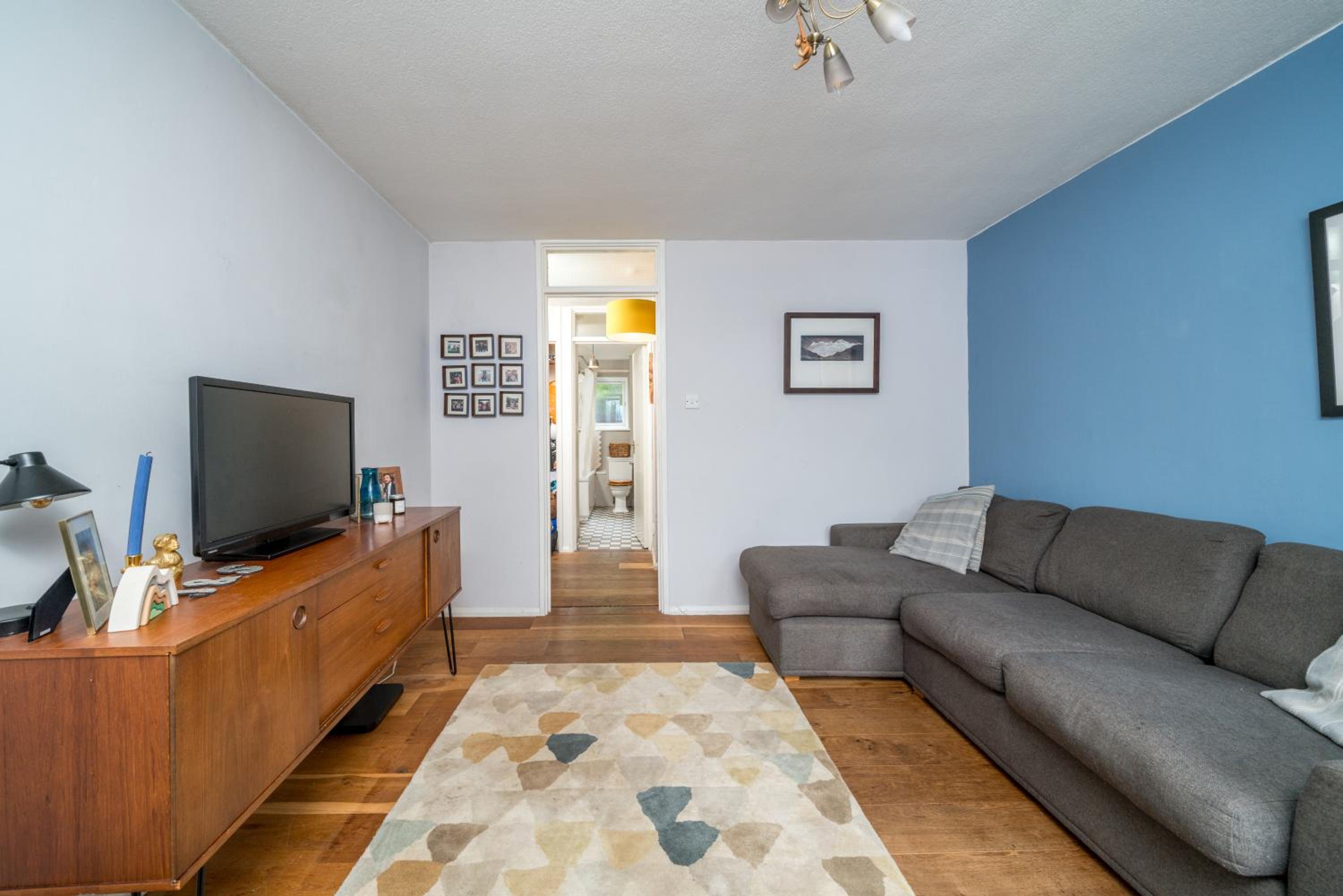 JOIVY Cosy flat in Elephant and Castle, private garden and pets allowed view 5