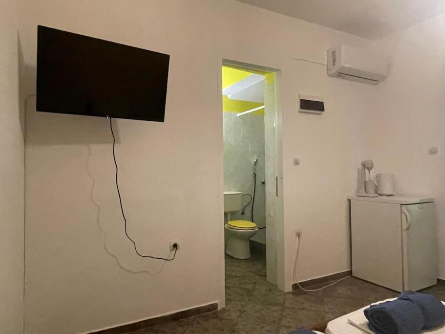 Yellow Beach House en Logaras — hotel room