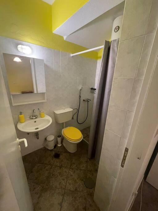 Yellow Beach House en Logaras — bathroom