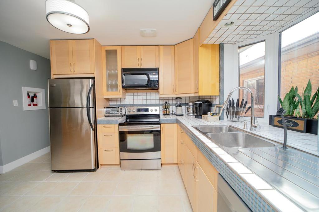 Cozy 3 Bedroom Contemporary Home With Free Parking