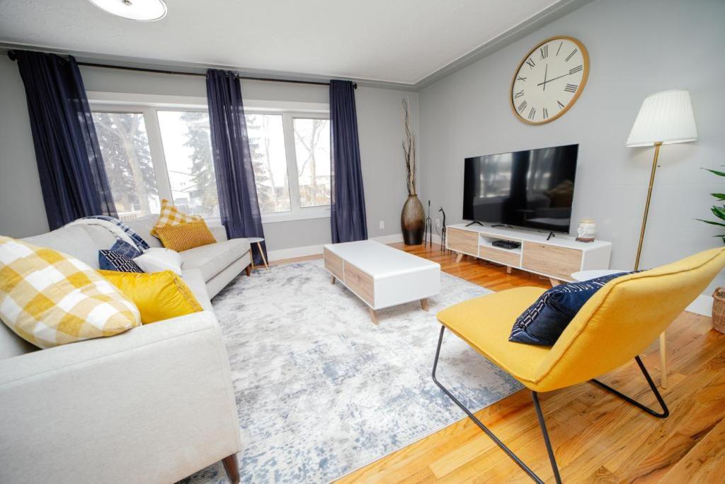 Cozy 3 Bedroom Contemporary Home With Free Parking