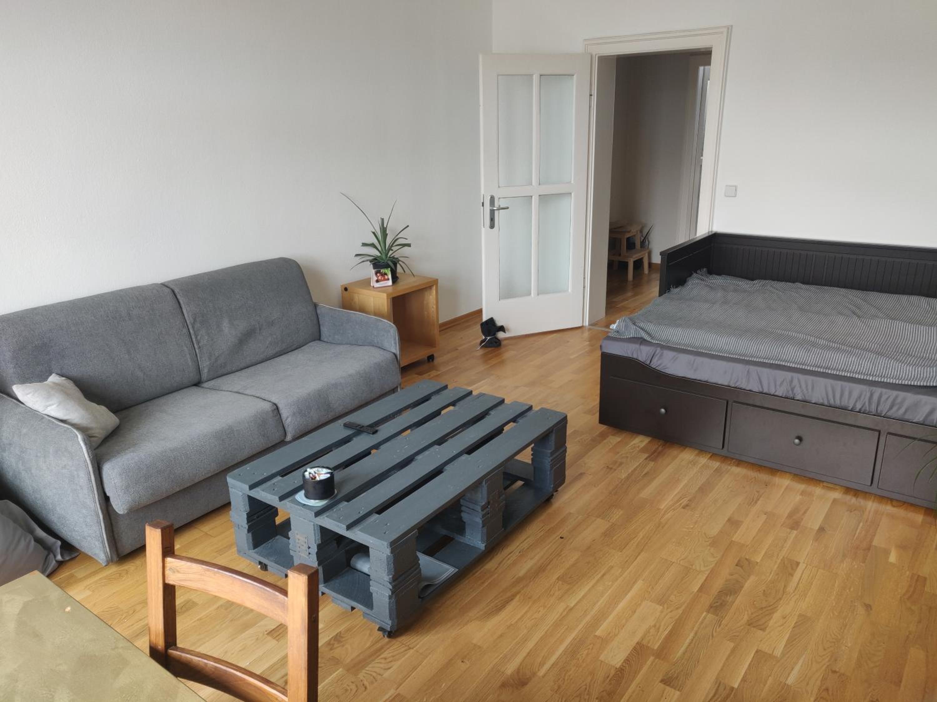 Zwei Charmante Privatzimmer mit Wohnbereich in zentraler Berliner Wohnung