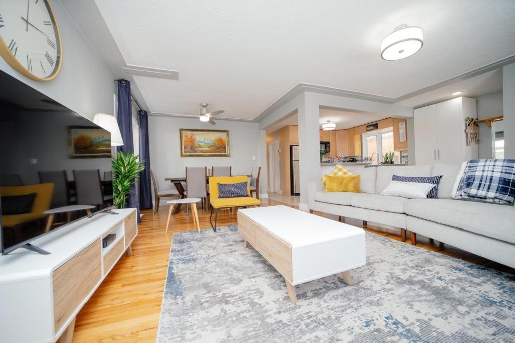 Cozy 3 Bedroom Contemporary Home With Free Parking