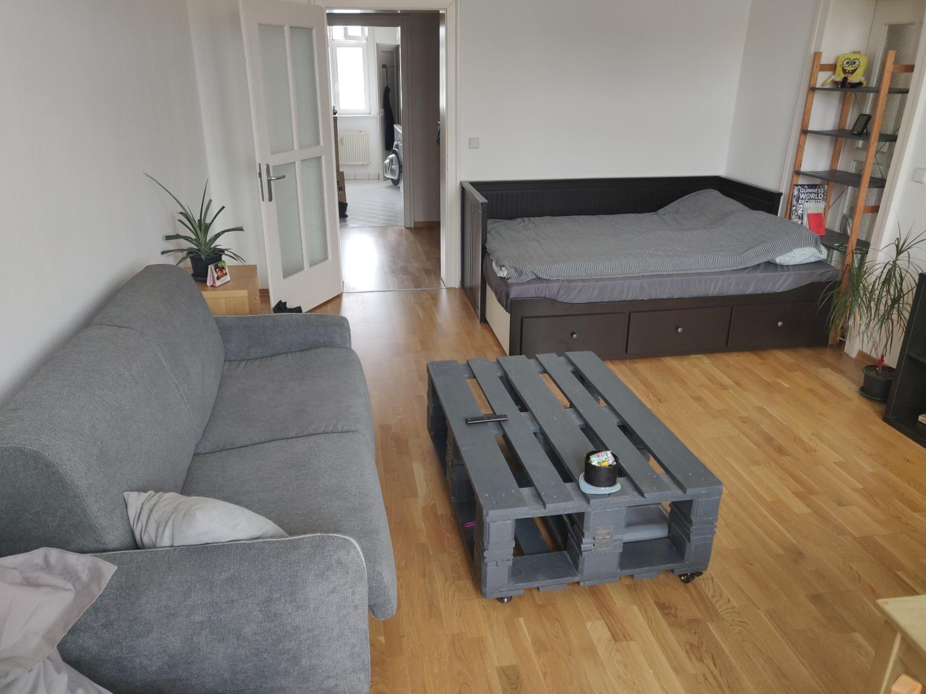 Zwei Charmante Privatzimmer mit Wohnbereich in zentraler Berliner Wohnung