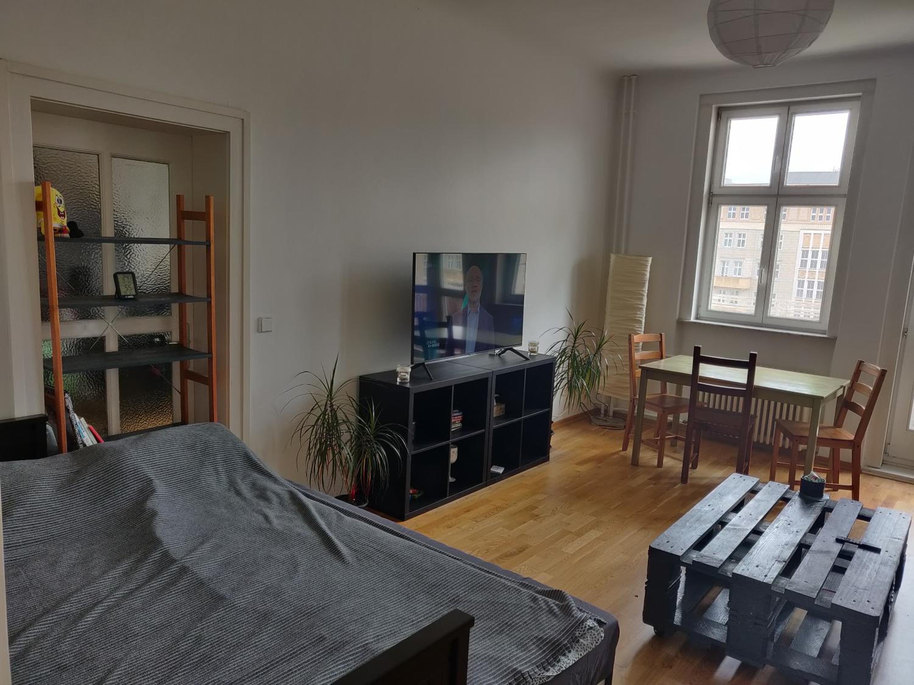 Zwei Charmante Privatzimmer mit Wohnbereich in zentraler Berliner Wohnung