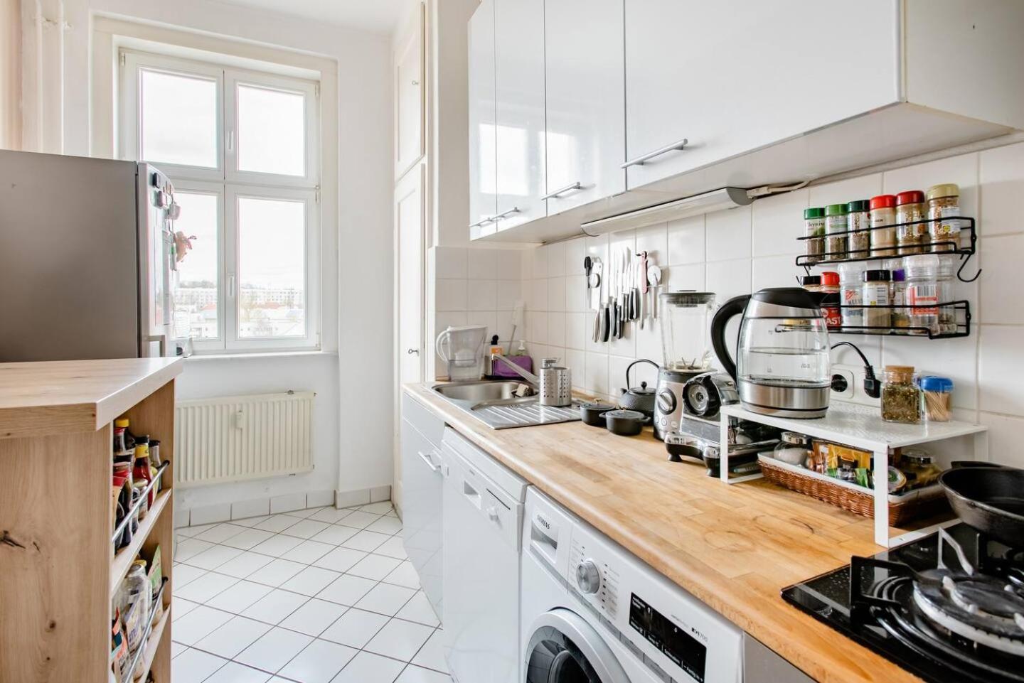 Zwei Charmante Privatzimmer mit Wohnbereich in zentraler Berliner Wohnung