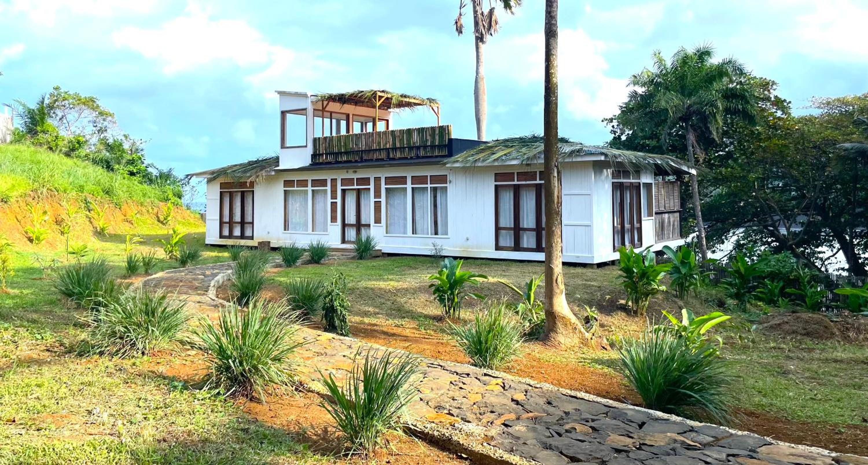 Infinity-house simplicity and luxury in an eco environment view 3