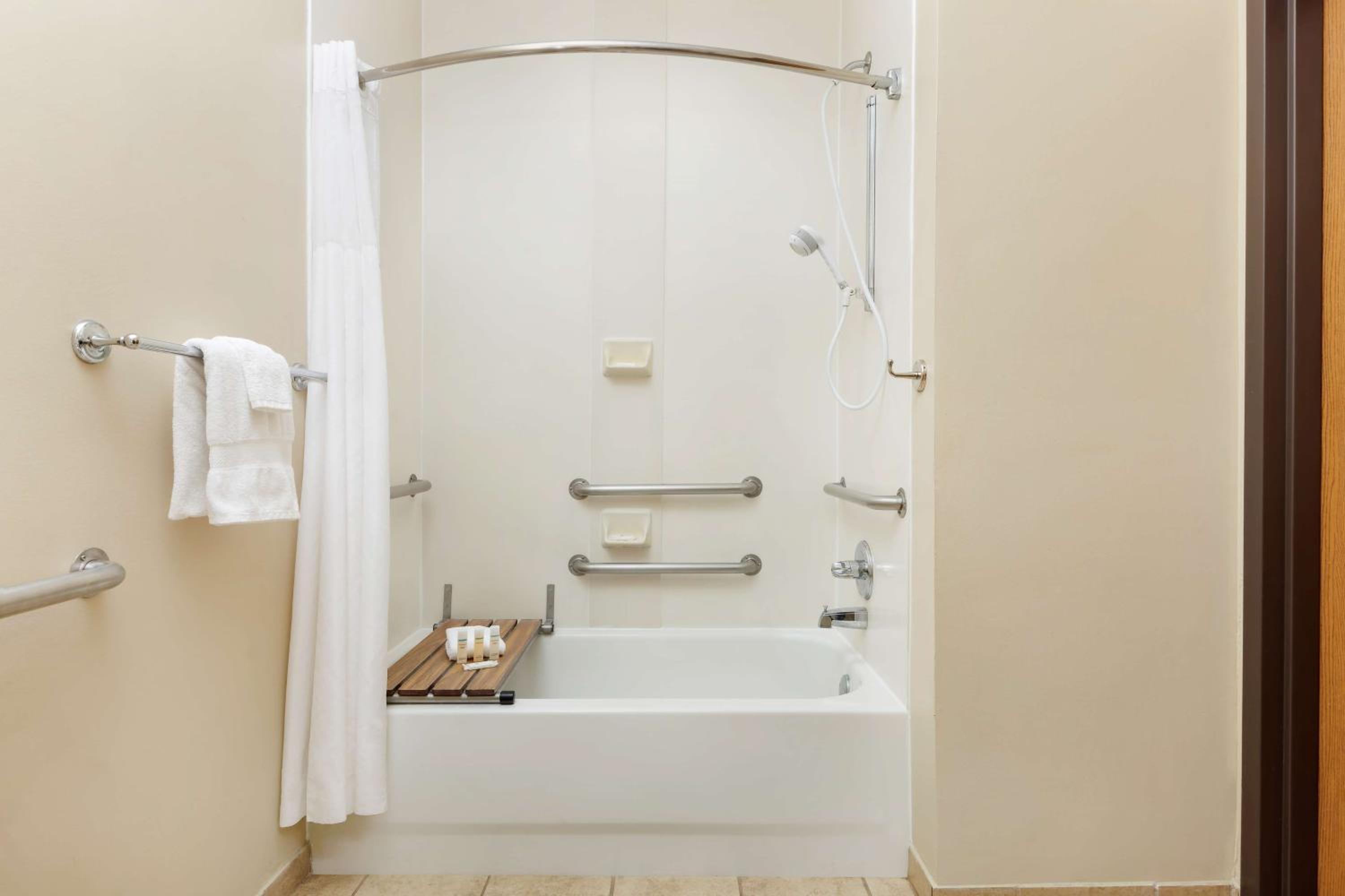 Jacksonville Vacations - Hampton Inn Jackson - Property Image 1