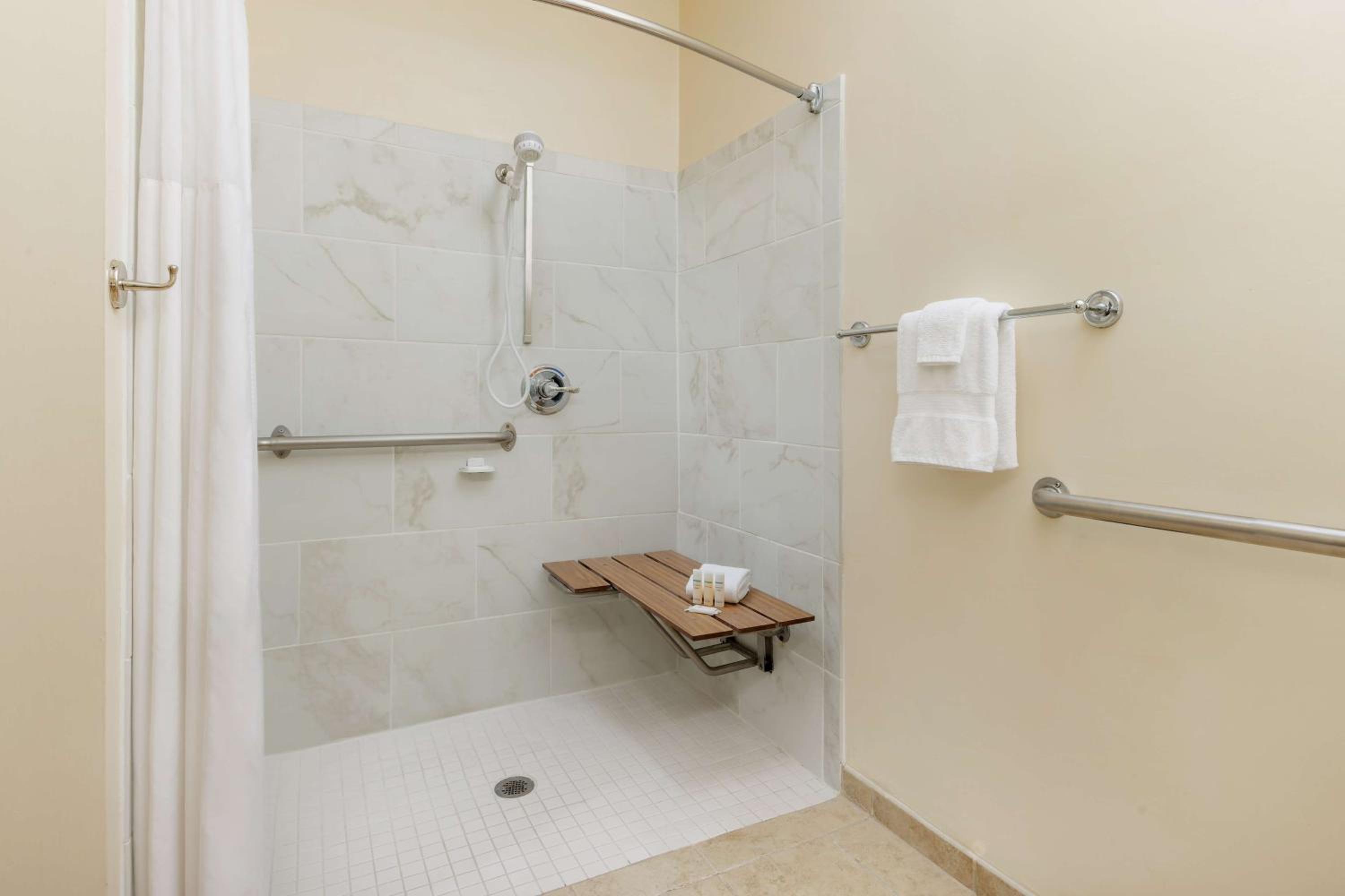 Jacksonville Vacations - Hampton Inn Jackson - Property Image 3