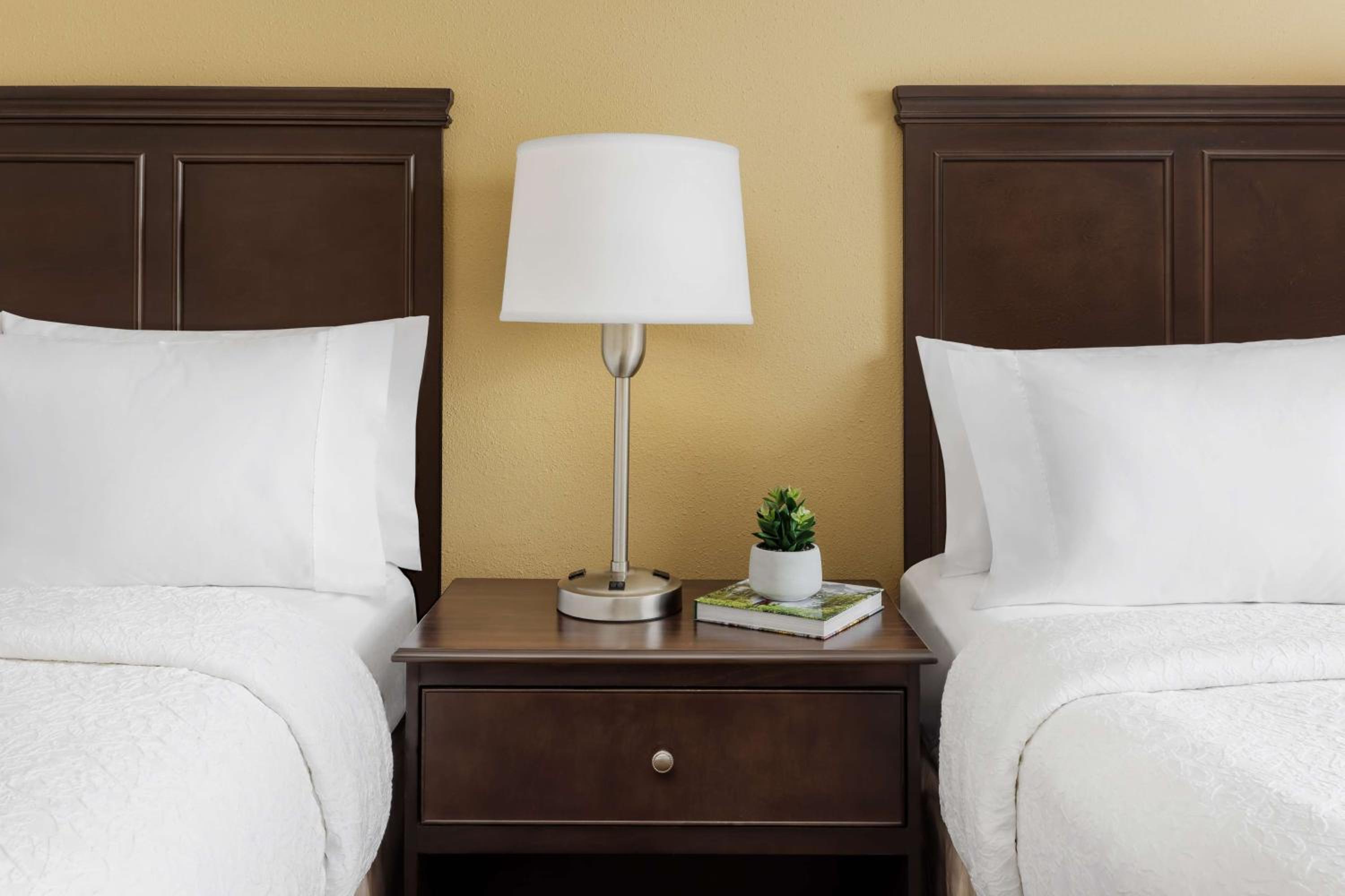 Jacksonville Vacations - Hampton Inn Jackson - Property Image 2