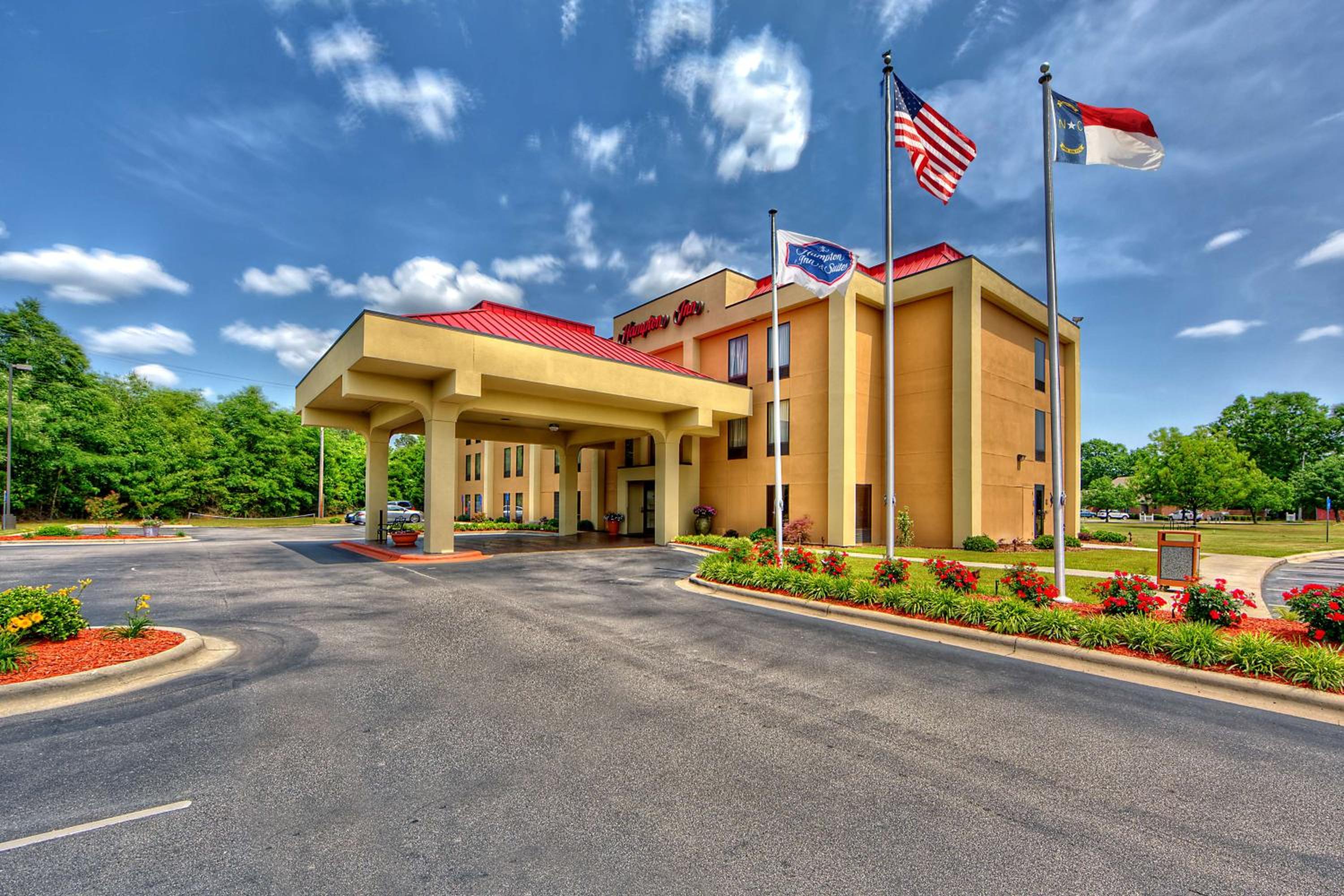 Dillon Vacations - Hampton Inn Laurinburg - Property Image 1