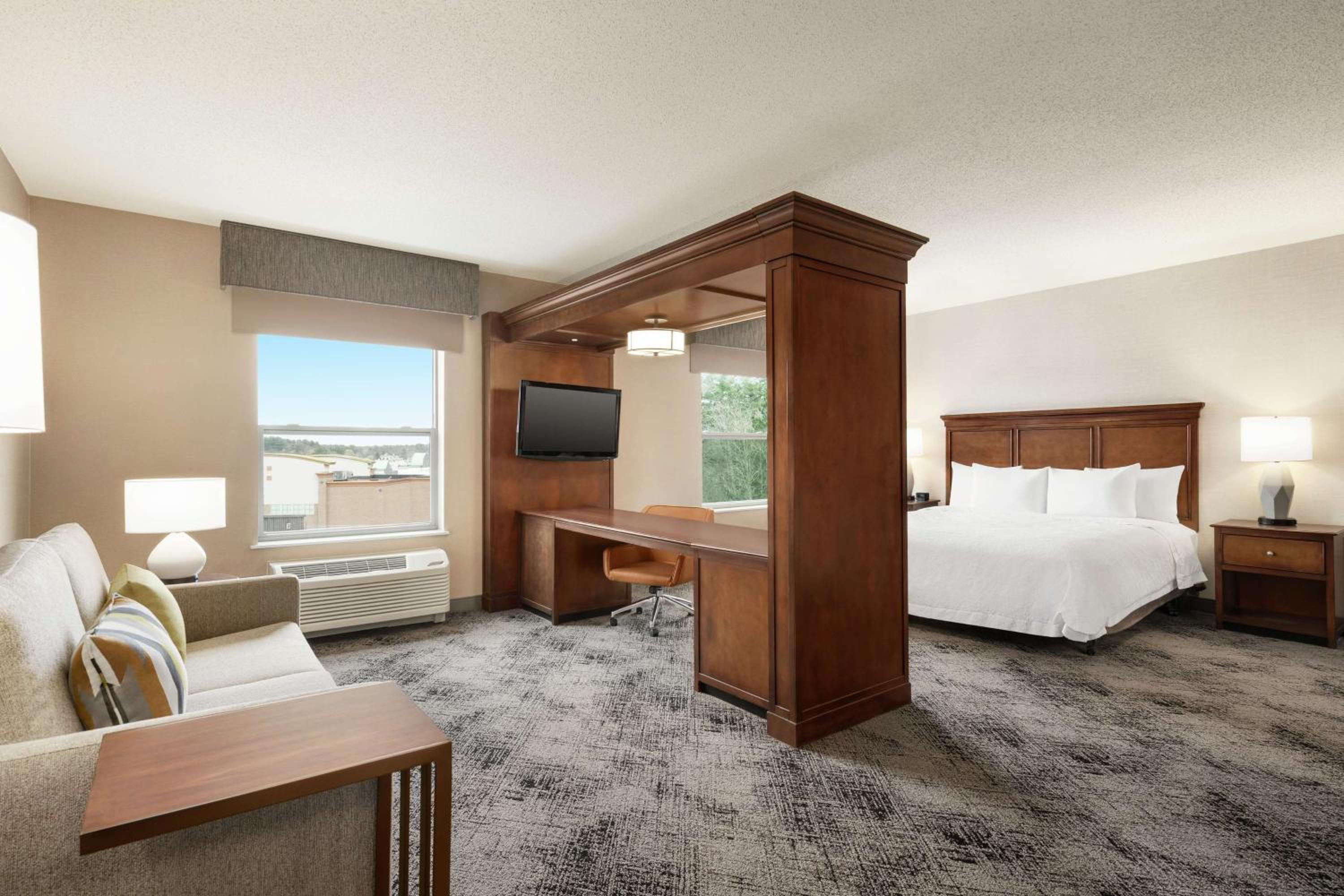 Hampton Inn Suites Exeter - Property Image 3
