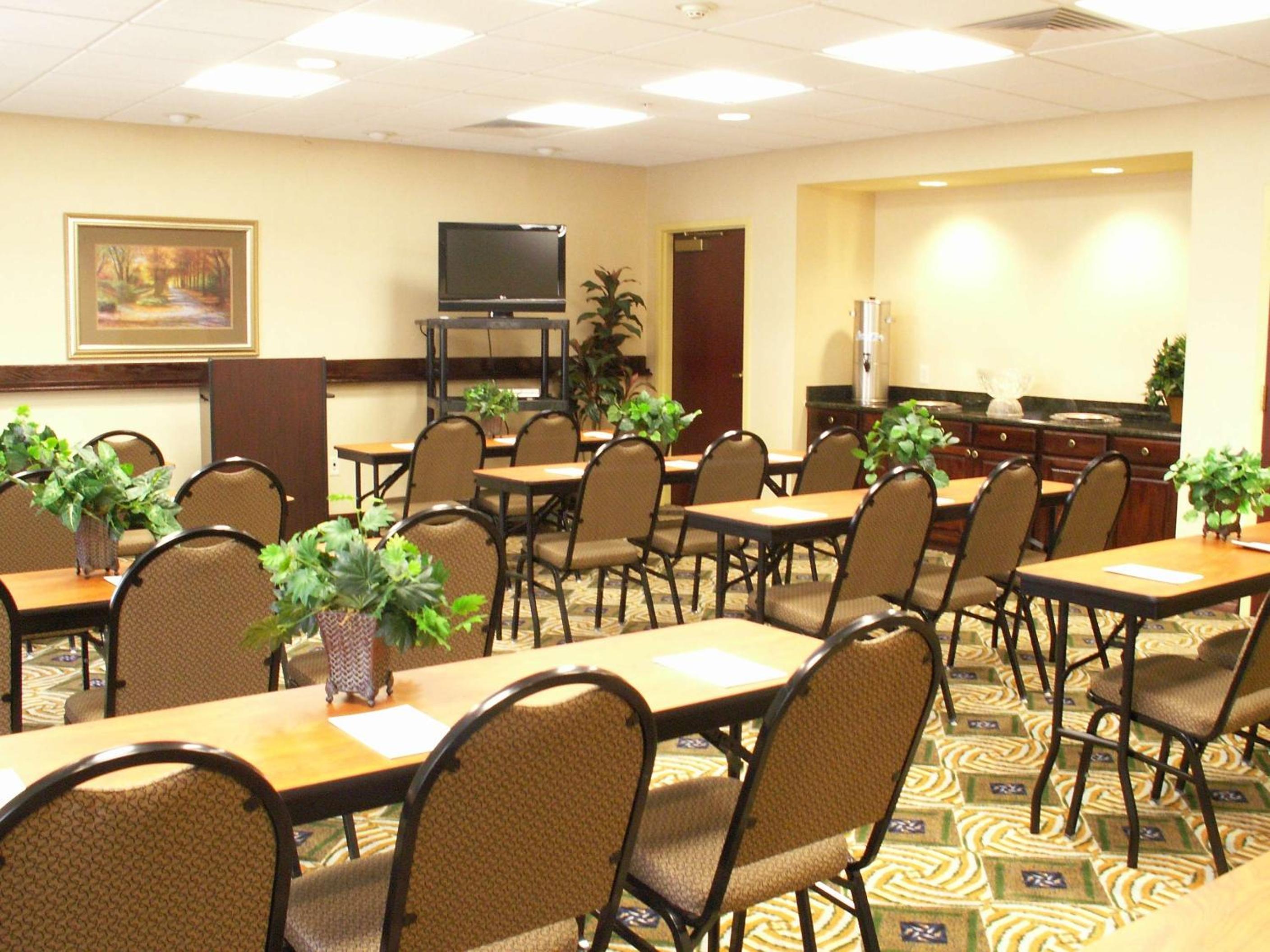 Natchez Vacations - Hampton Inn  Suites Natchez - Property Image 1