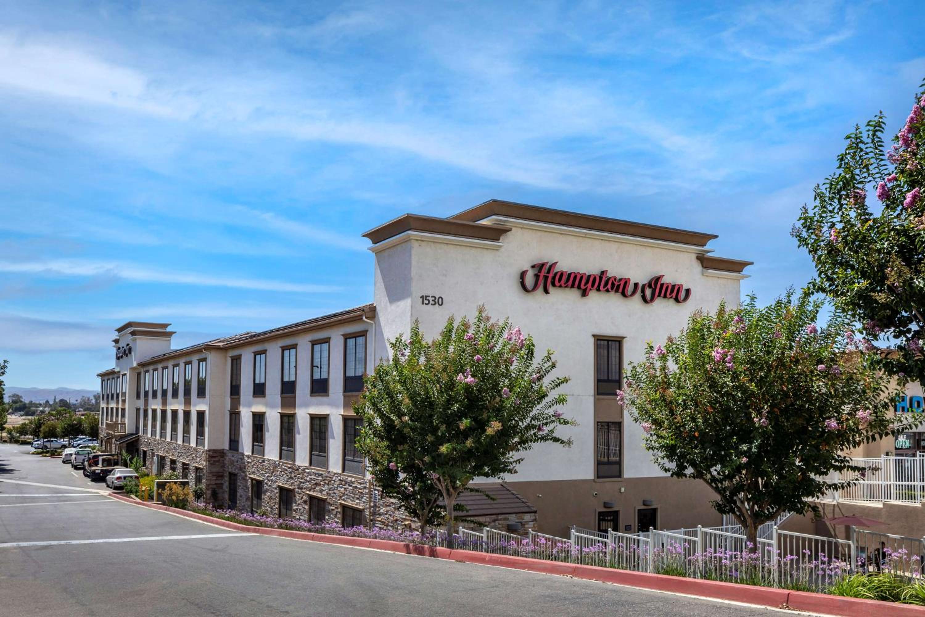 Hotel Hampton Inn Norco/Corona - Image 1