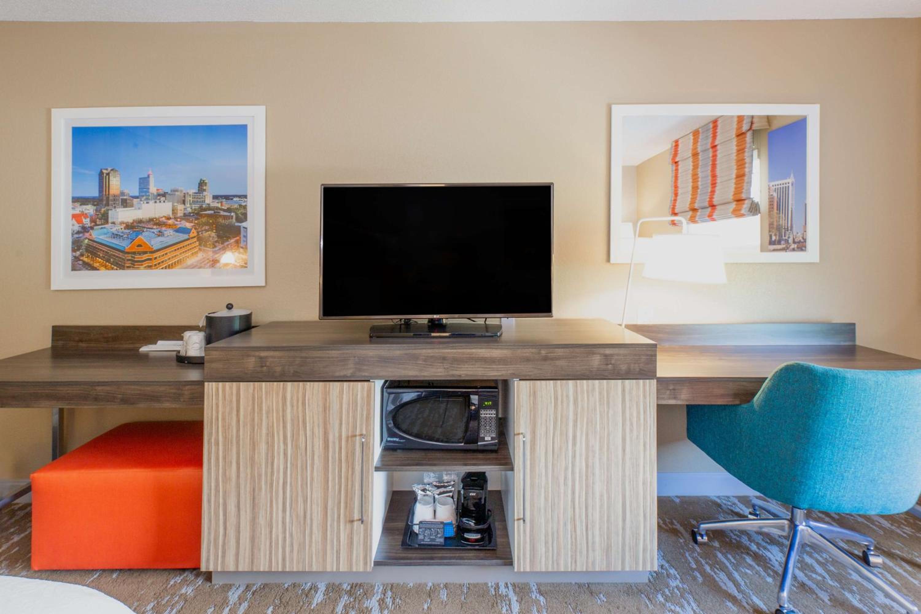 Hampton Inn  Suites Raleigh Cary Lenovo Center - Property Image 6