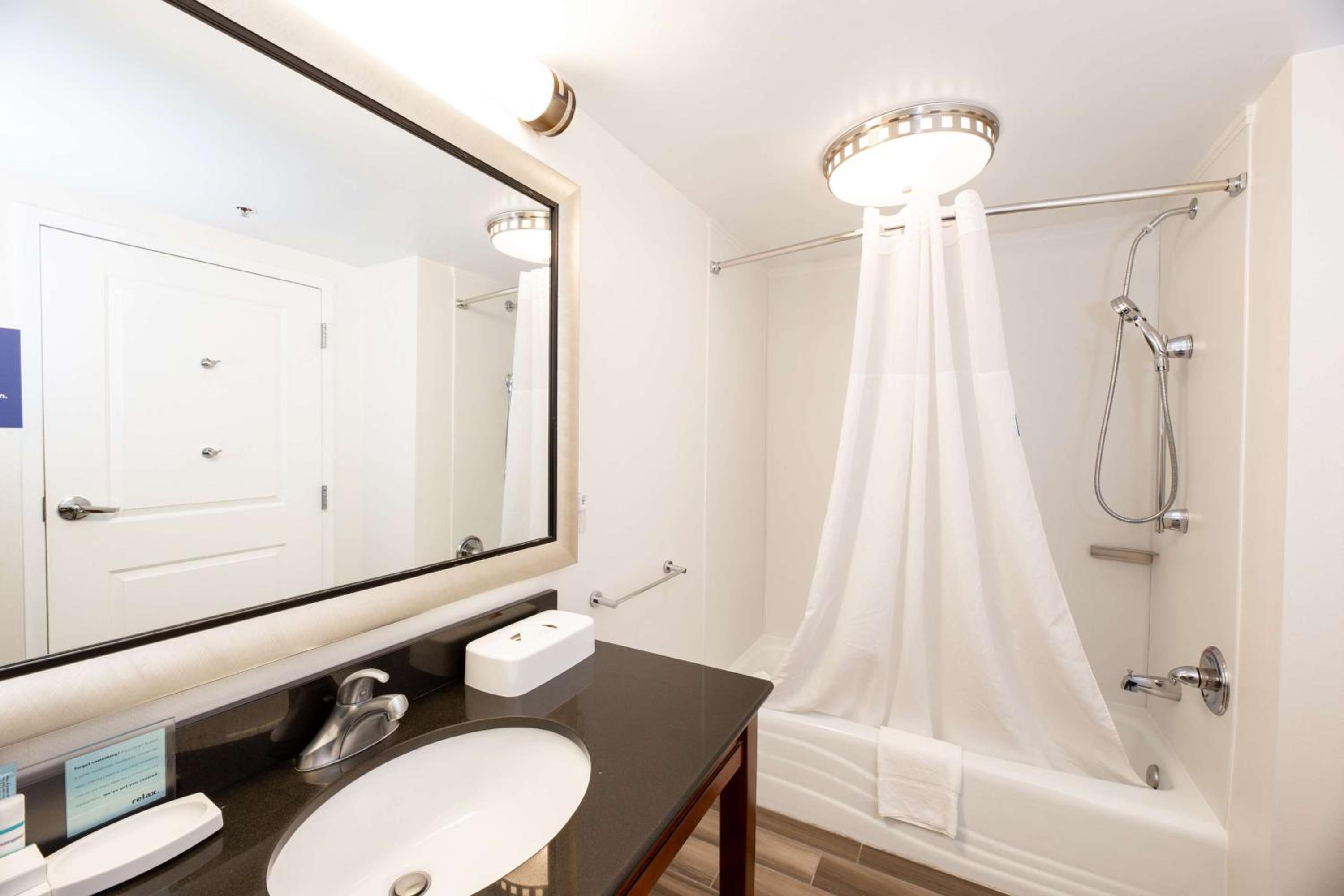 Hampton Inn Suites Raleigh Cary Lenovo Center - Property Image 14