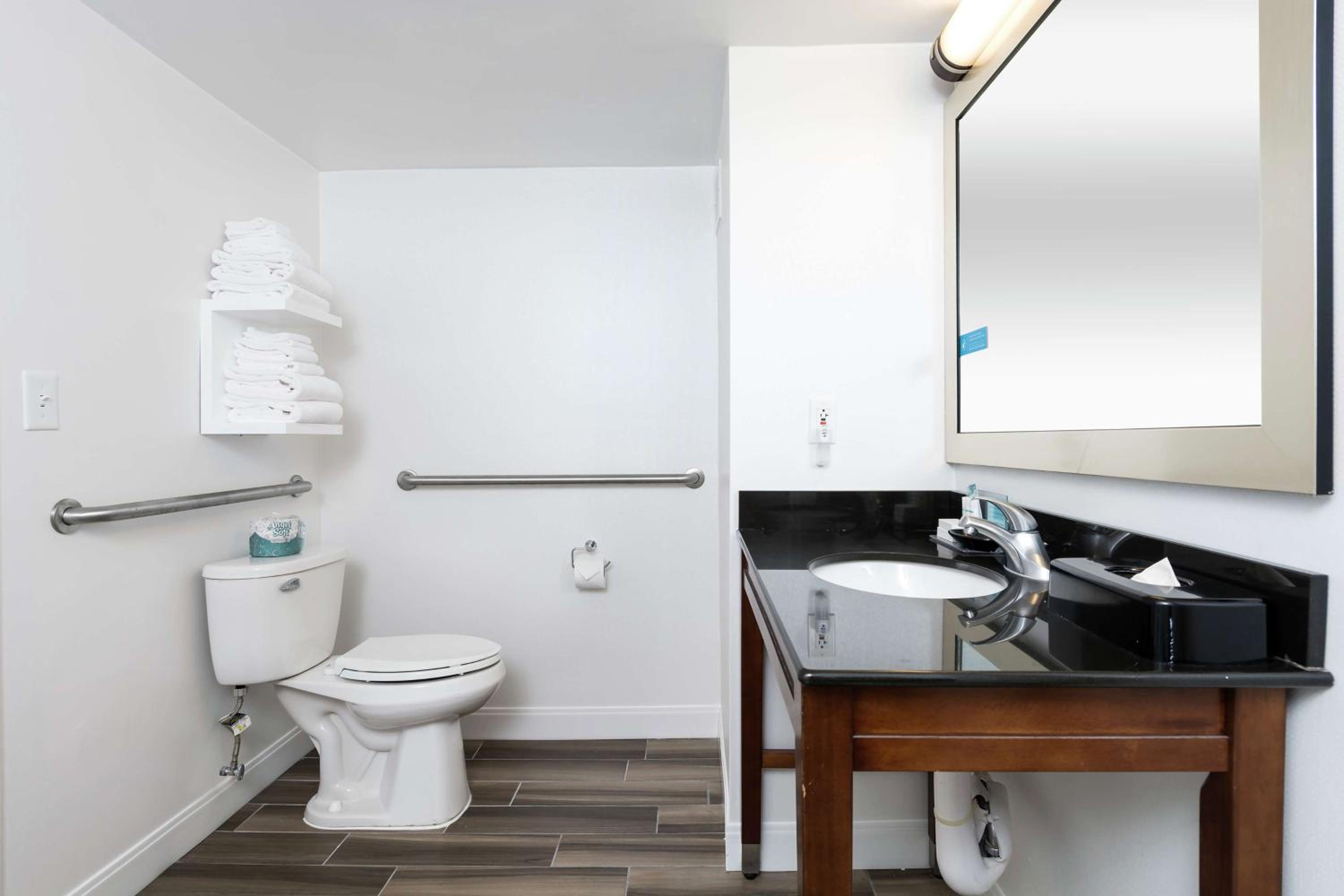 Hampton Inn Suites Raleigh Cary Lenovo Center - Property Image 30