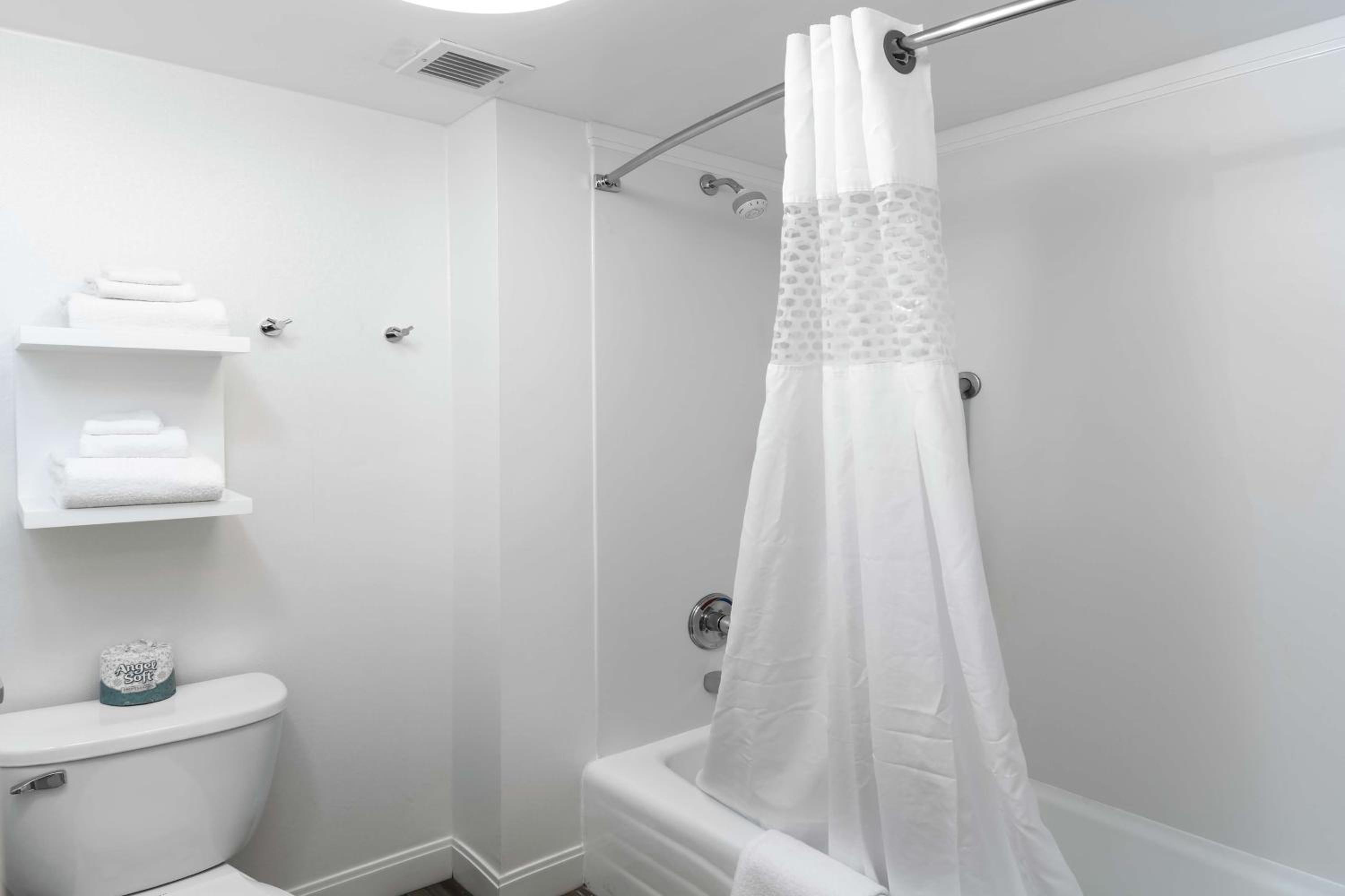 Hampton Inn Suites Raleigh Cary Lenovo Center - Property Image 52