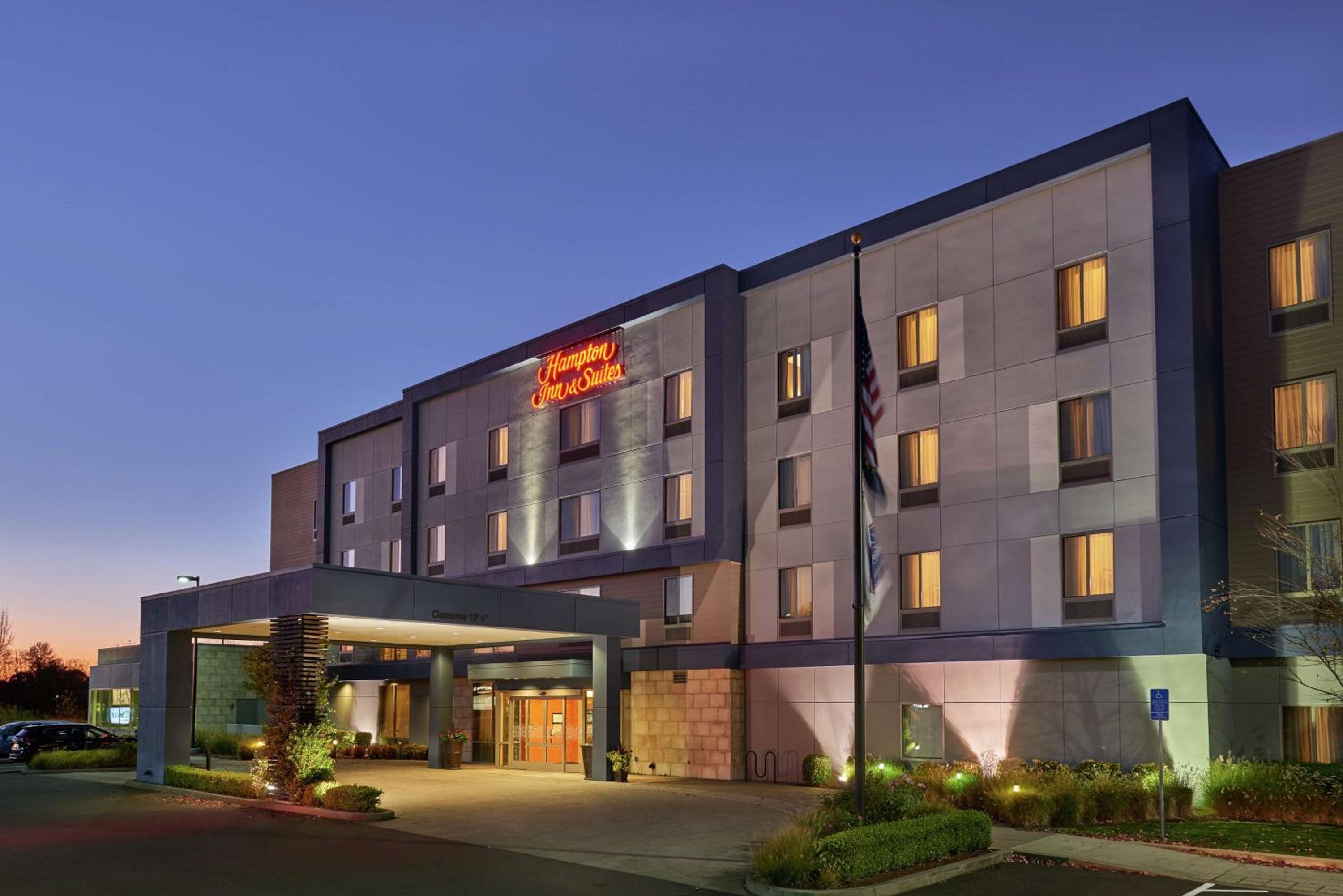 Hotel Hampton Inn and Suites Salem - Image 1