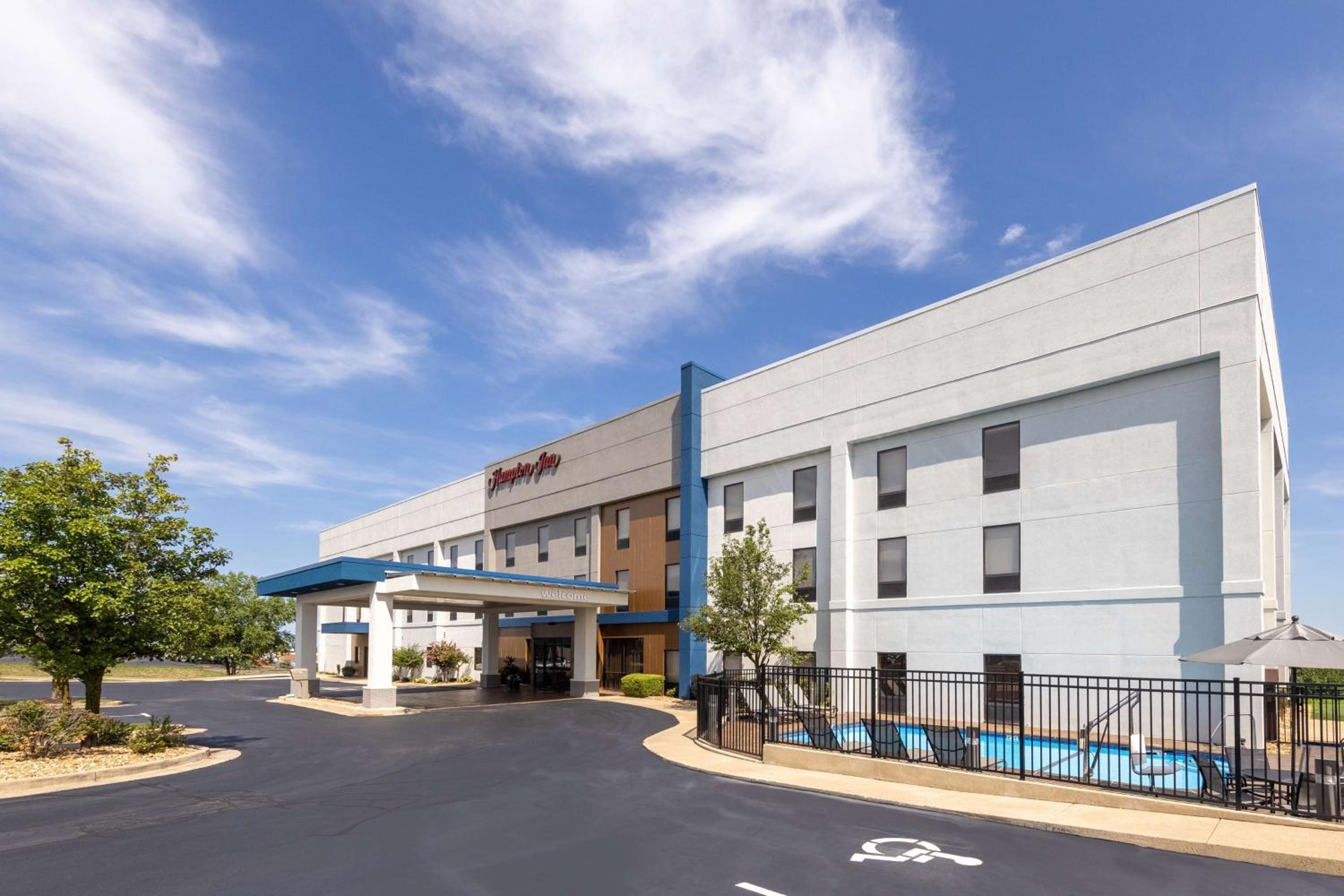 St Robert Vacations - Hampton Inn Saint Robert - Property Image 1