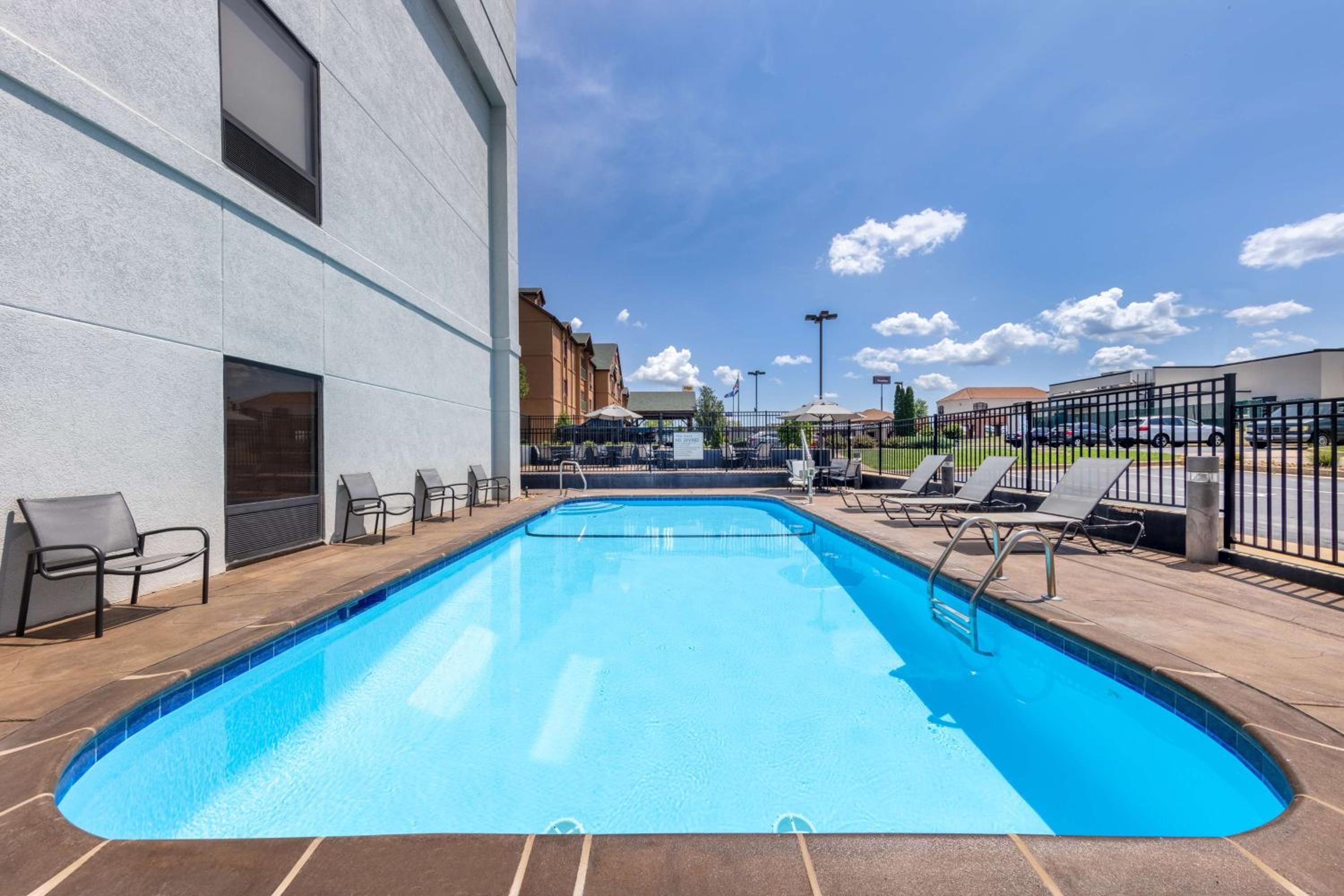 Hampton Inn Saint Robert - Property Image 3