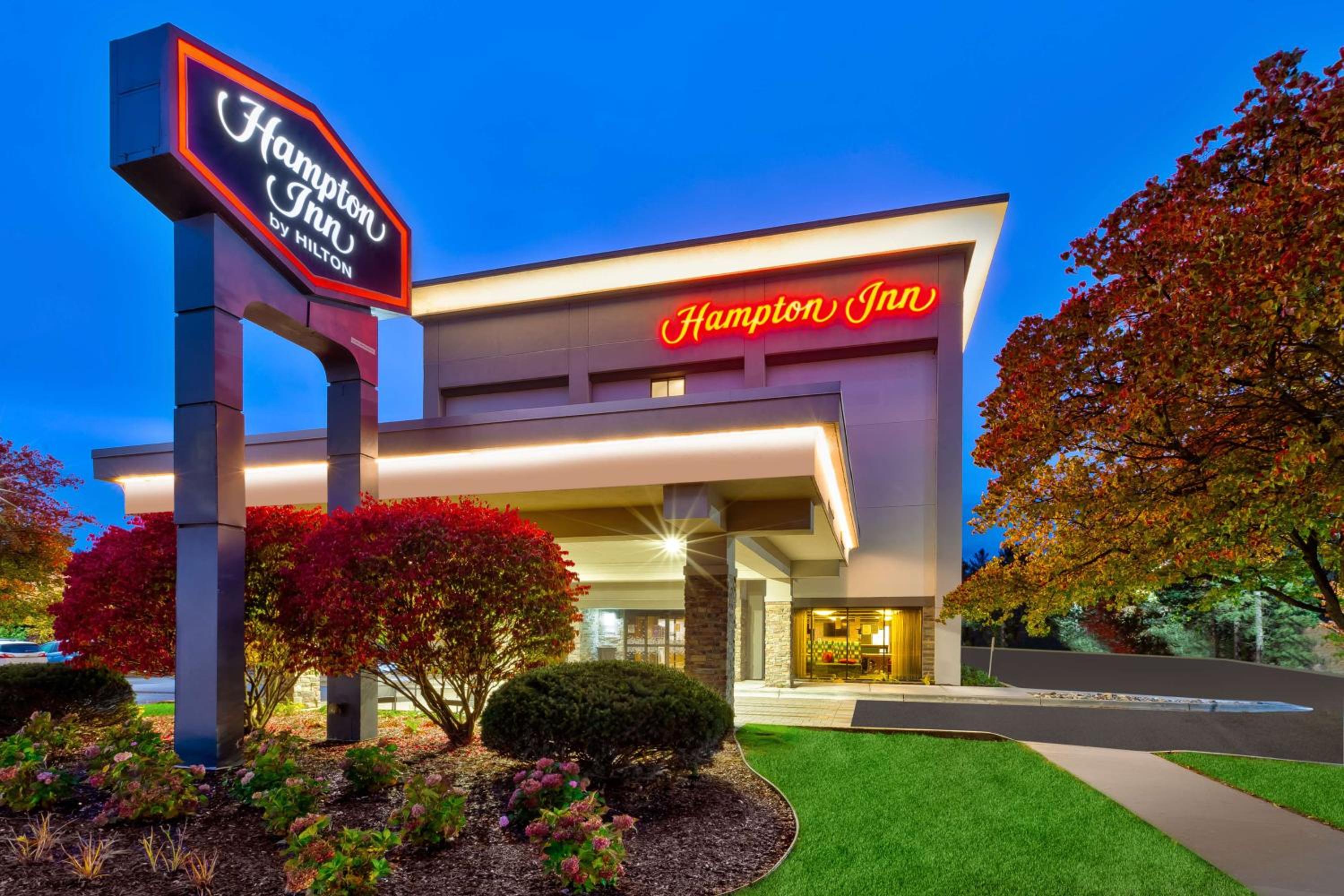 Hotel Hampton Inn Traverse City - Image 1