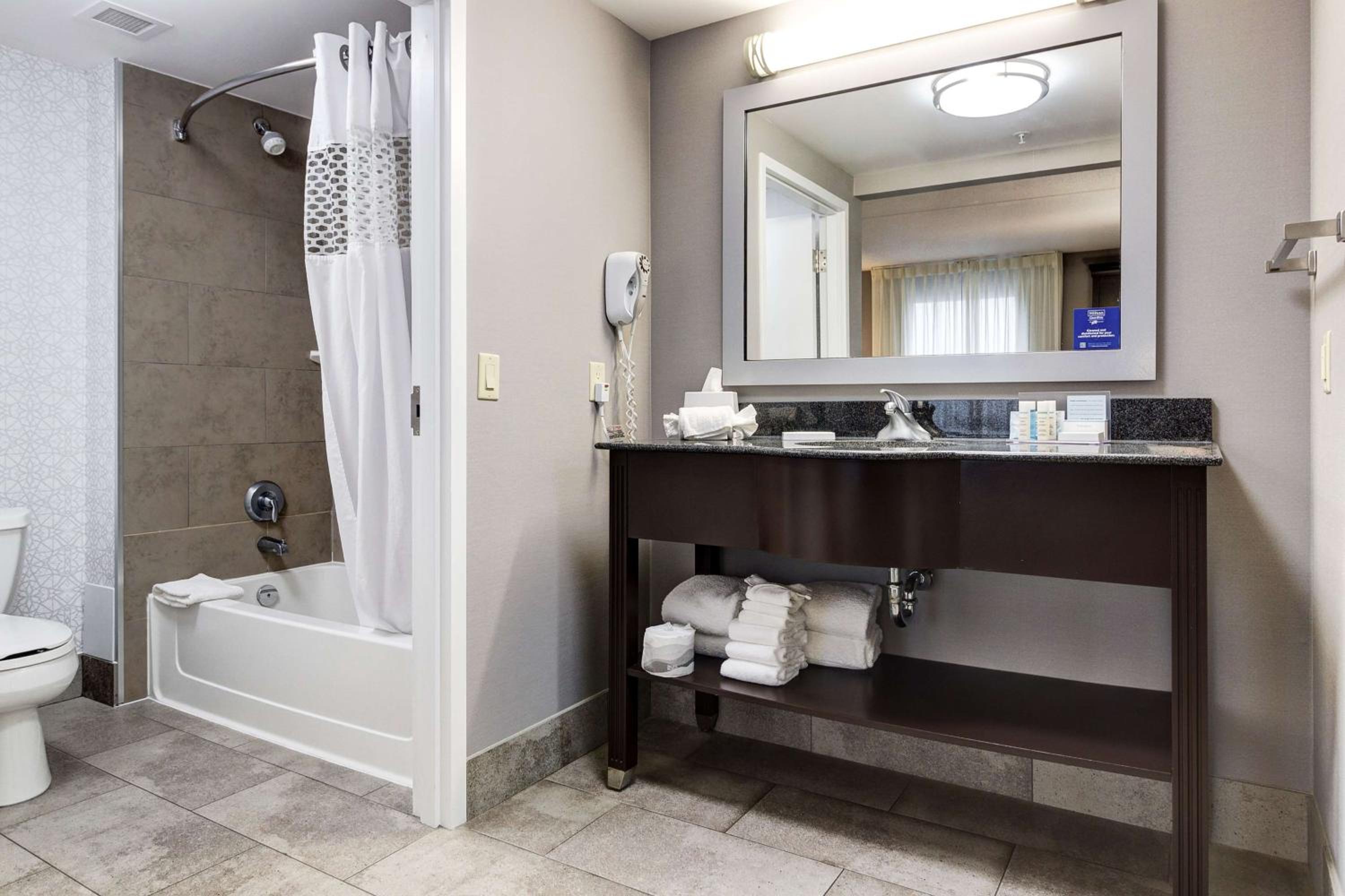 Brantford Vacations - Hampton Inn  Suites by Hilton Brantford - Property Image 11