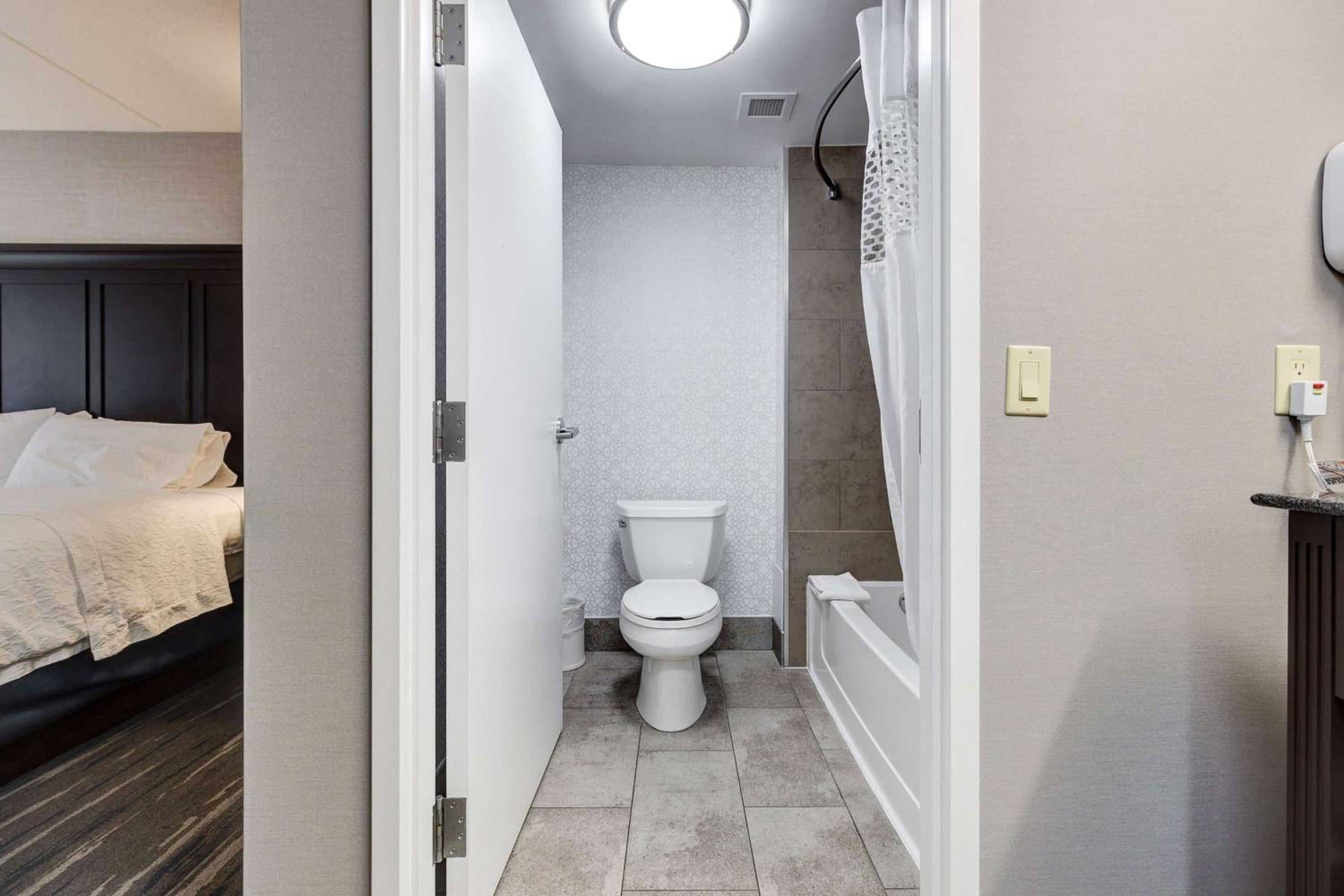 Brantford Vacations - Hampton Inn  Suites by Hilton Brantford - Property Image 12